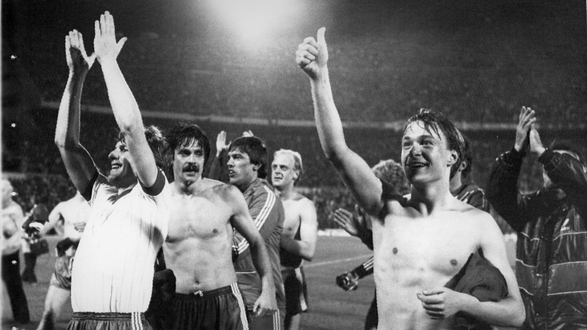 Franky Vercauteren, Luka Peruzović et Per Fryman célèbrent le sacre anderlechtois après le match nul 1-1 à l'Estádio da Luz (1-2 au cumulé), le 18 mai 1983.