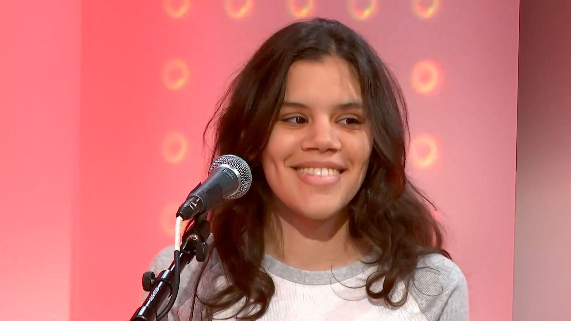 Rori interprète en live un titre de son nouvel EP, "Miroir", évoquant l'impact négatif des réseaux sociaux