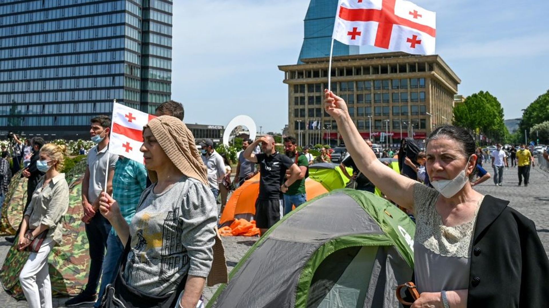 Des manifestants géorgiens protestent à Tbilissi le 24 mai 2021 contre le projet de construction d’un barrage mettant pour eux en danger l’environnement