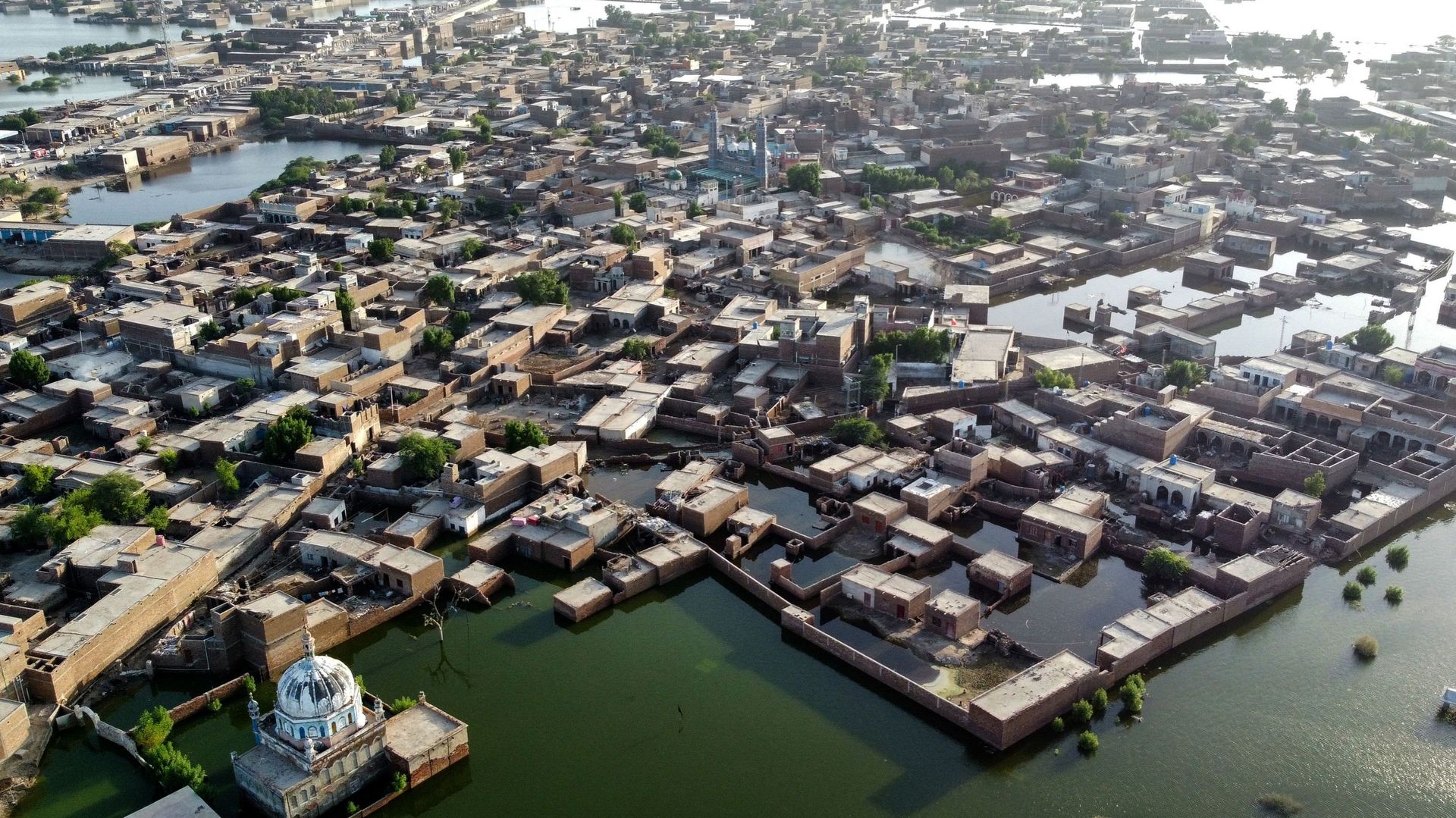 Cette photographie aérienne montre une zone résidentielle inondée après de fortes pluies de mousson à Sohbatpur dans le district de Jaffarabad de la province du Baloutchistan, le 4 septembre 2022.