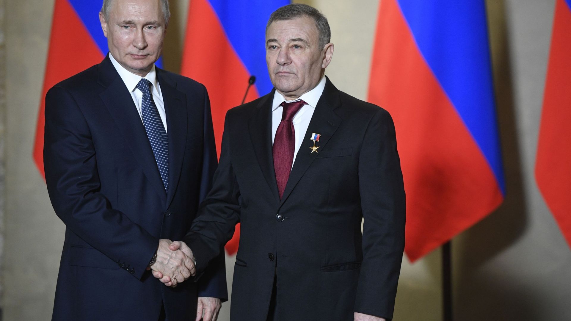 Vladimir Poutine et Arkadi Rotenberg sont des amis de longue date. En mars 2020, le président russe décorait l’homme d’affaires pour la construction du pont de 19 kilomètres qui relie la Crimée annexée à la Russie.