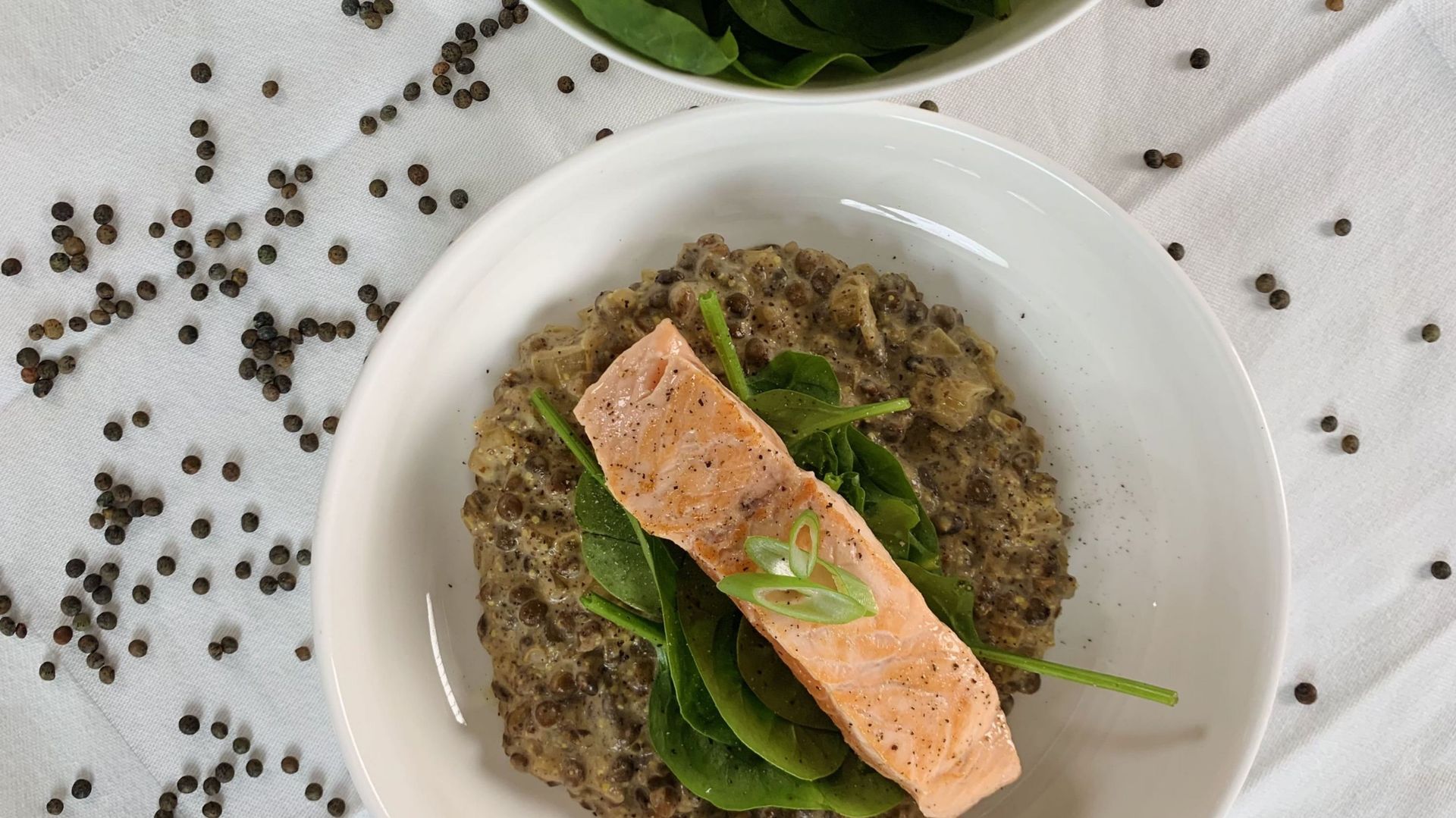 Dans votre assiette ce soir : saumon bio, lentilles vertes et jeunes pousses d’épinards