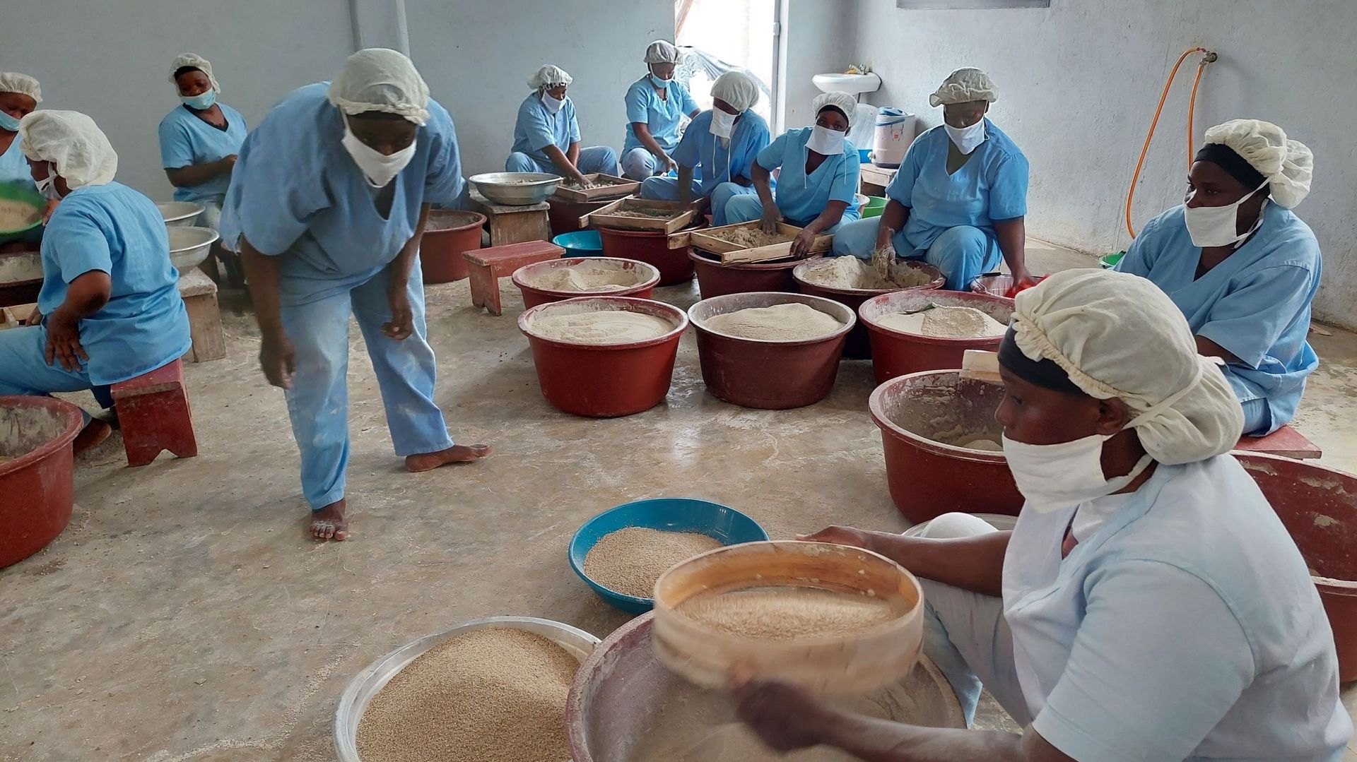 A Rama Cereal, des employées tamisent les farines de mil.
