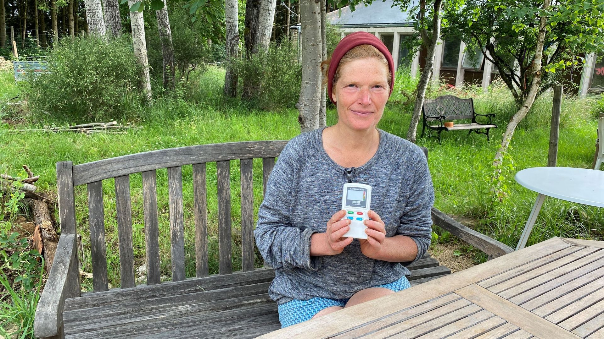 Kristien Pottie dispose d'un appareil qui détecte la pollution électromagnétique 