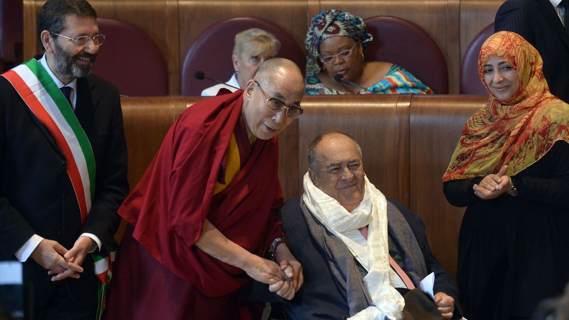 En compagnie du Dalaï Lama pour la remise d'un prix pour la Paix, à Romme en 2014