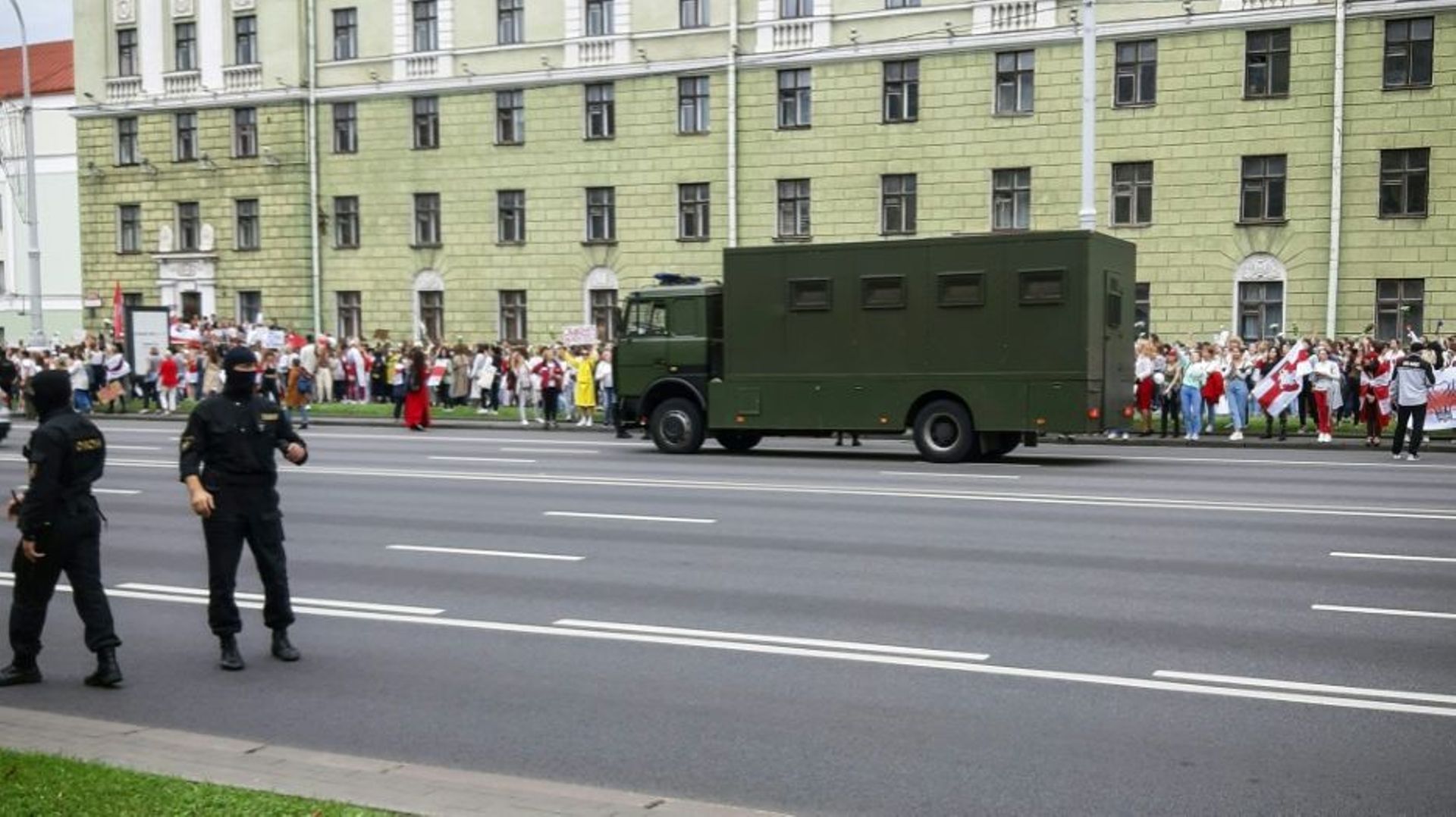 Dispositif policier dans une rue de Minsk pendant une manifestation de femmes, le 29 août 2020 à Minsk, au Bélarus