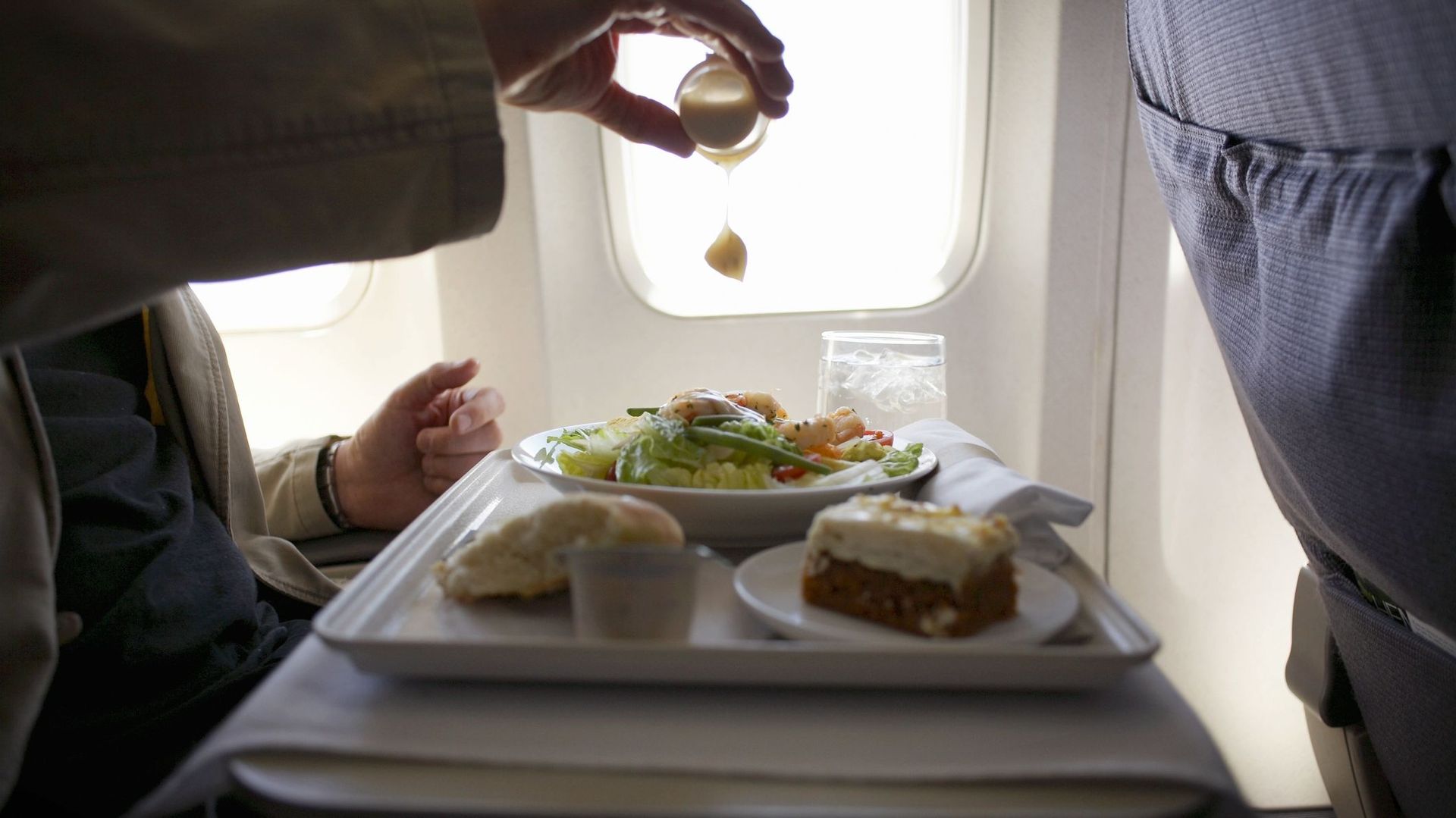 Le goût de la nourriture dans l’avion est également altéré par le bruit