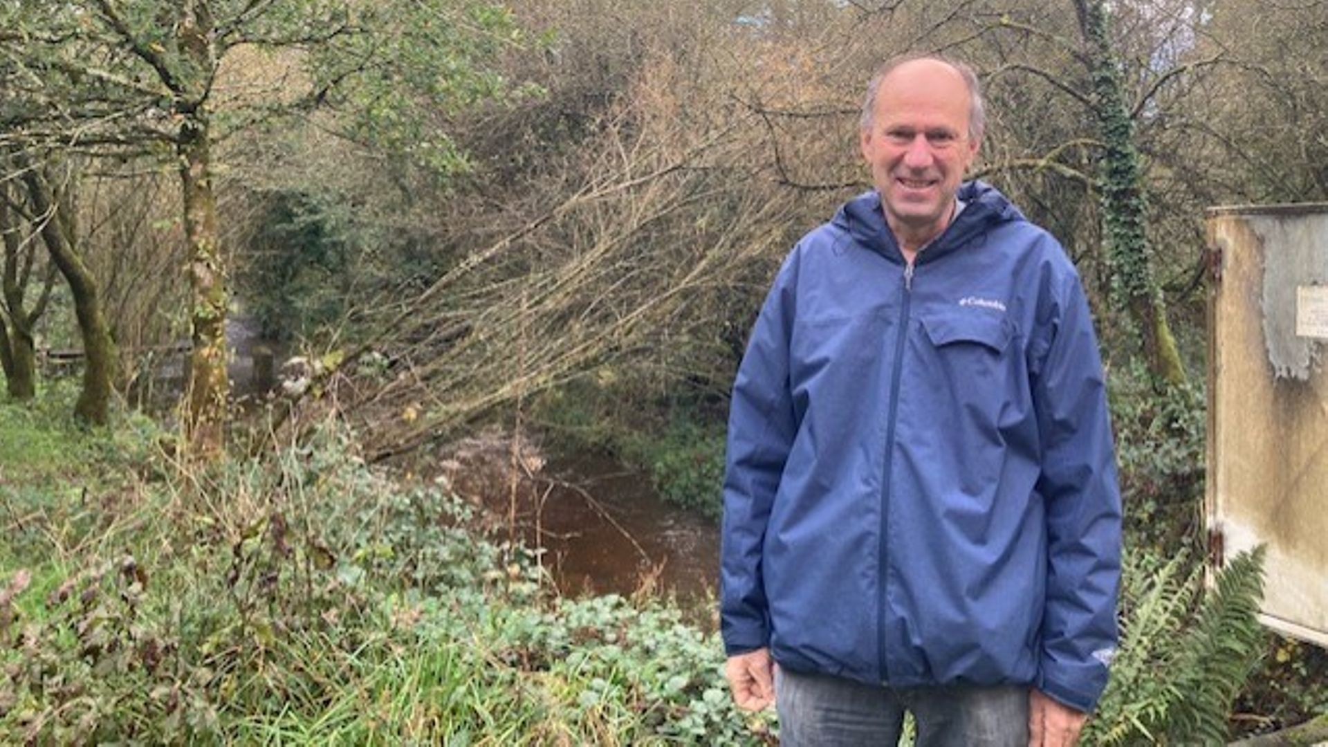L’hydrologue Nicolas Forray devant le ruisseau et l’outil de mesure des cours d’eau.