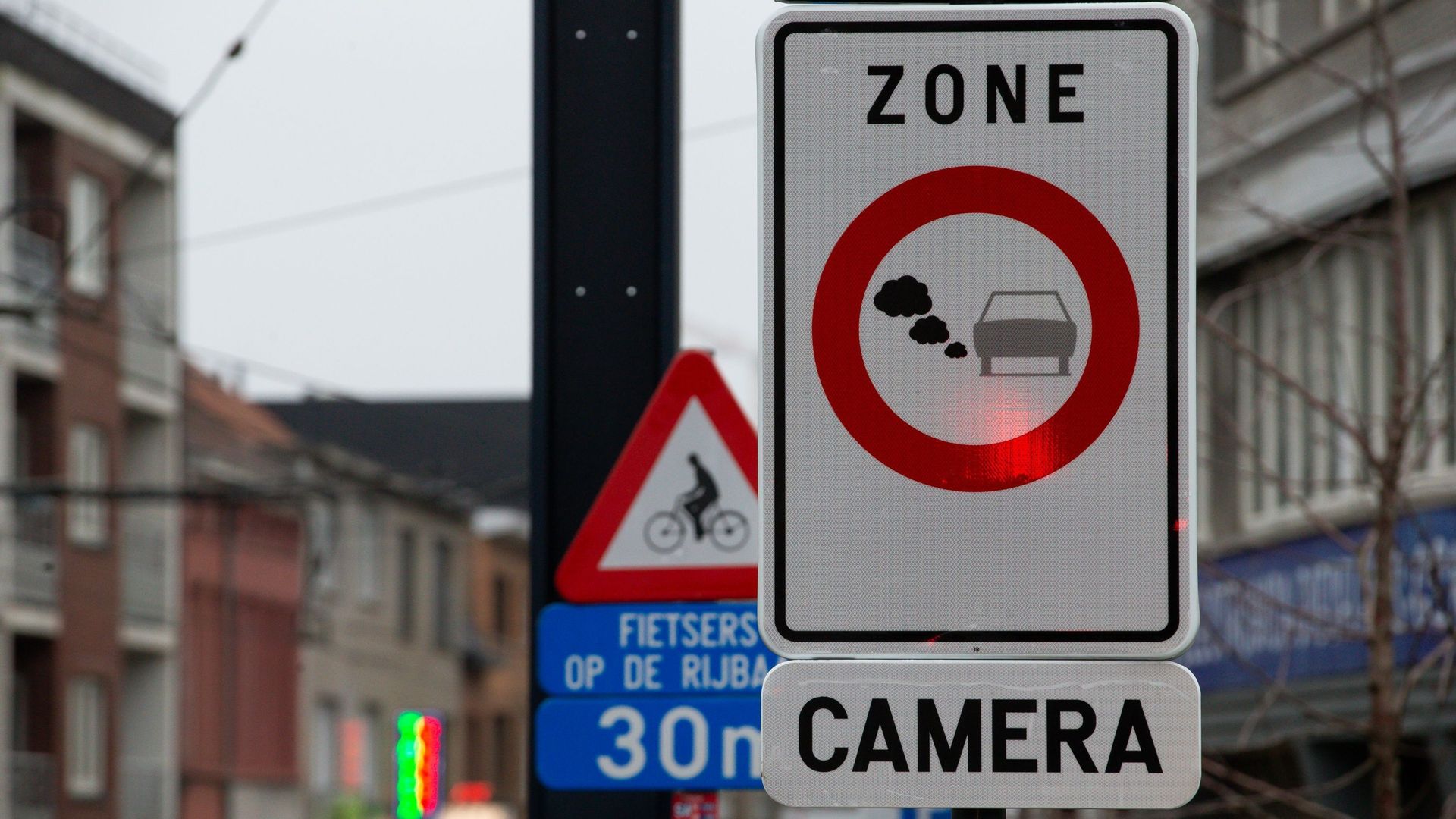 Un panneau indiquant un contrôle par caméra d’entrée dans la zone de basse émission de Bruxelles