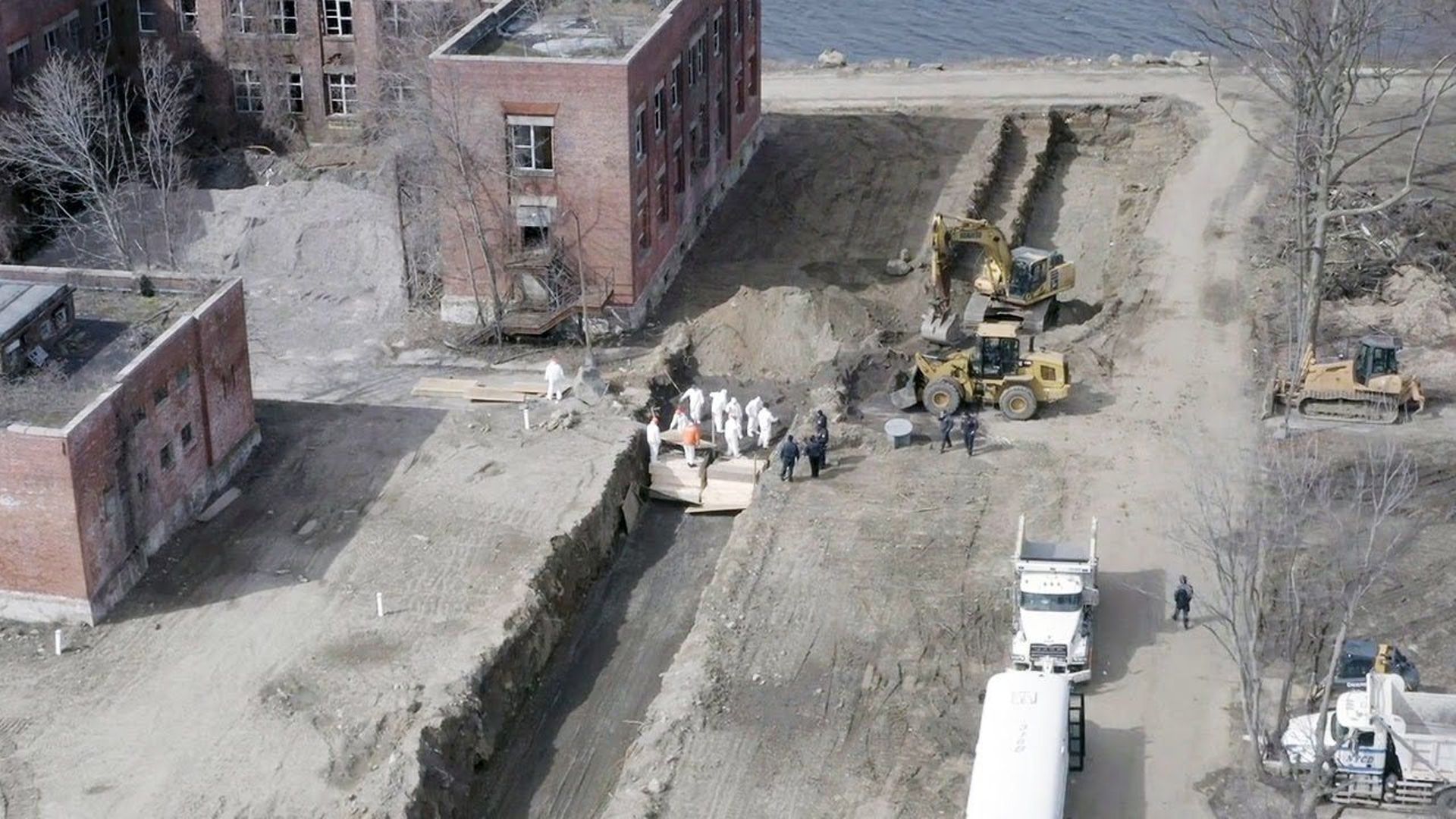 Coronavirus in New York: dozens of dead buried in mass graves on Hart Island, filmed by drones