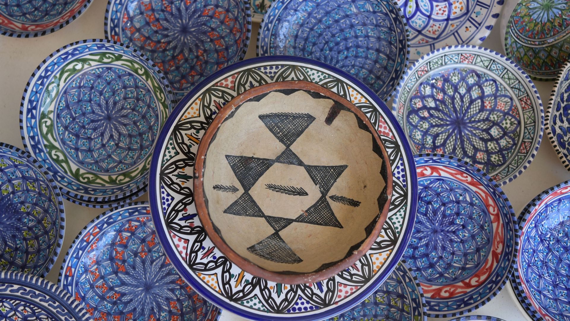 ‎Des poteries fabriquées à Sejnane sont exposées dans une boutique de souvenirs de la capitale tunisienne Tunis le 10 mai 2019. Les compétences en poterie des femmes de Sejnane ont été reconnues en 2018 par l’UNESCO comme patrimoine culturel immatériel de