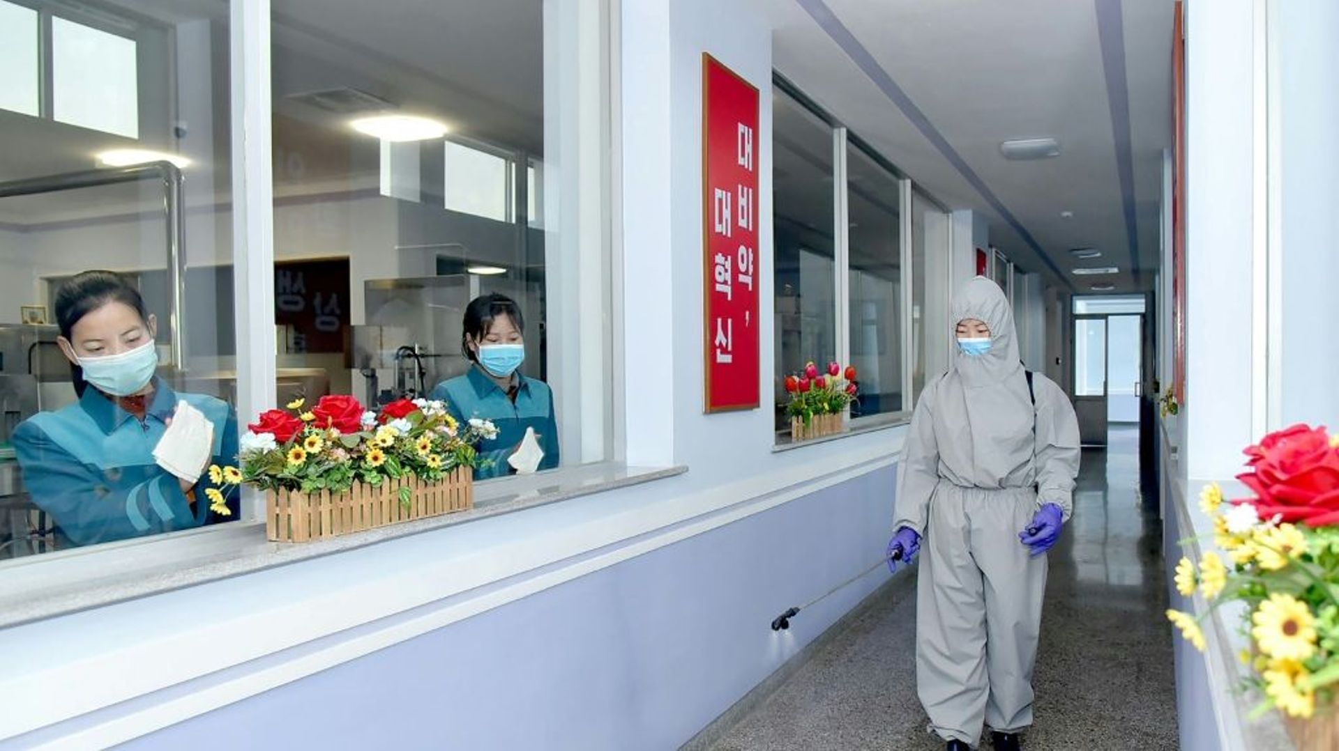 Désinfection d'une usine d'eau minérale à Pyongyang le 20 mars 2021