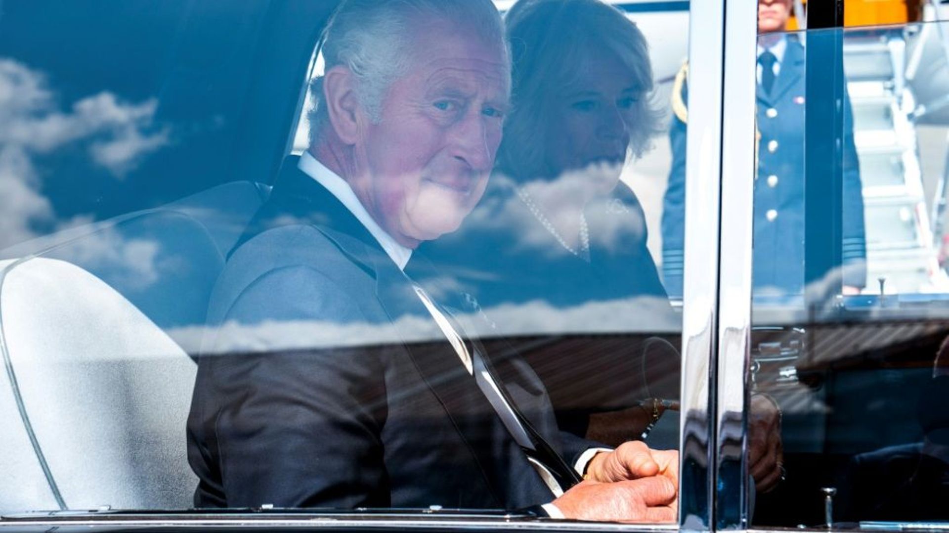 Le roi Charles III et la reine consort Camilla quittent en voiture l'aéroport de Northolt, à l'ouest de Londres, pour rejoindre le palais de Buckhingham, au lendemain du décès de la reine Elizabeth II, le 9 septembre 2022