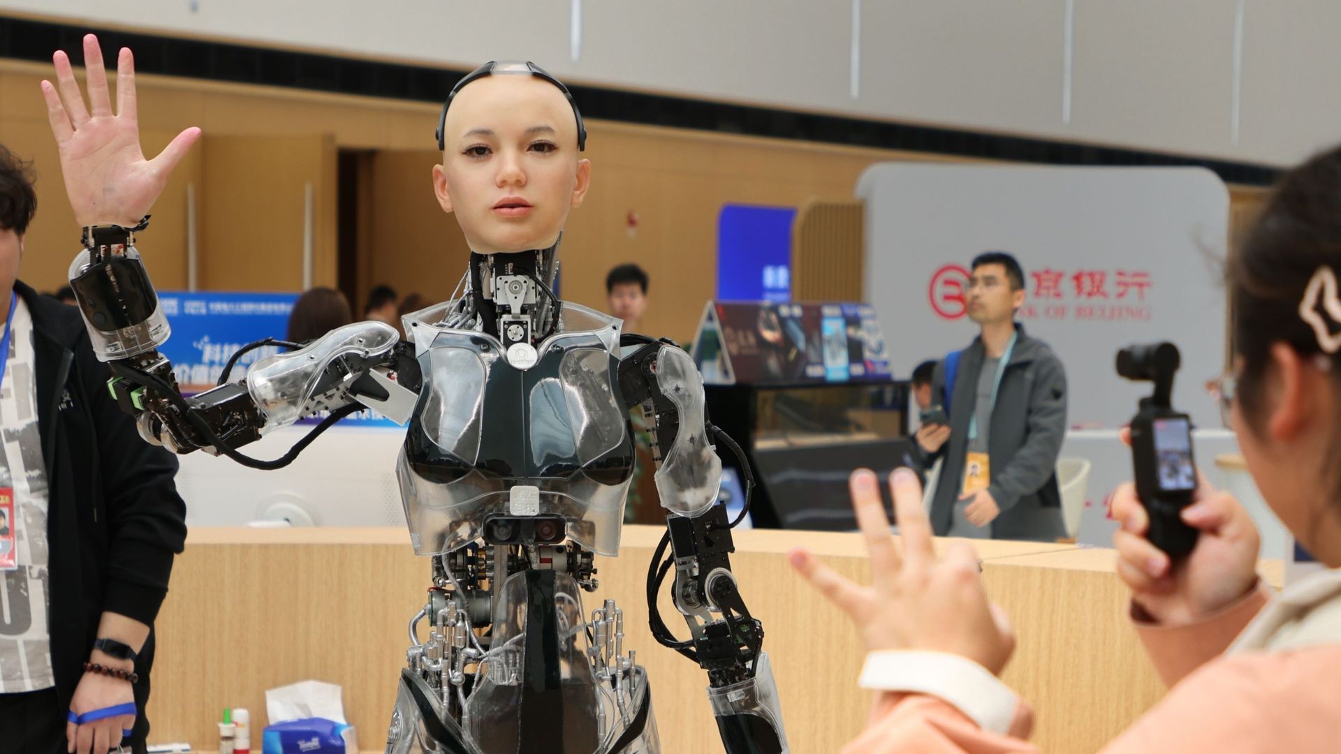 "Ici le monde" : en Chine, une école développe des robots humanoïdes pour contrer le déclin démographique