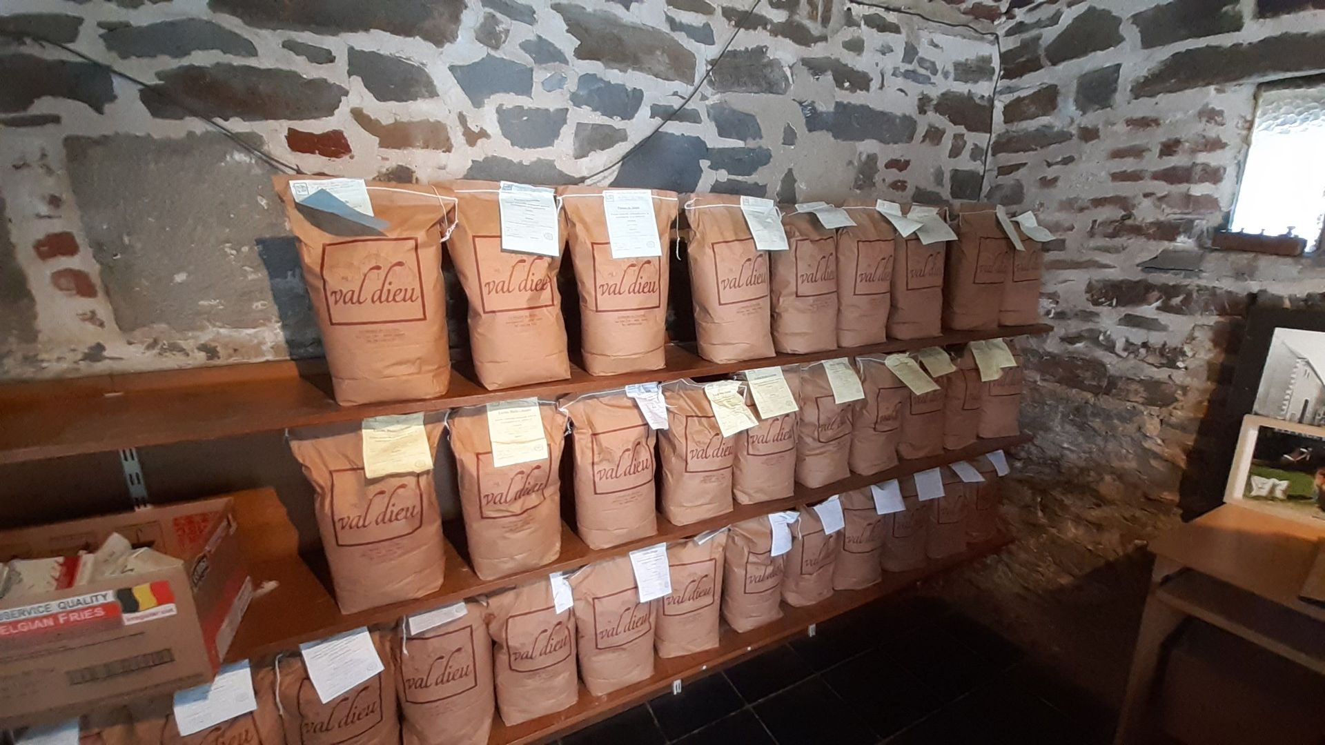 Gros succès pour les sacs de farine au magasin du Moulin du Val Dieu
