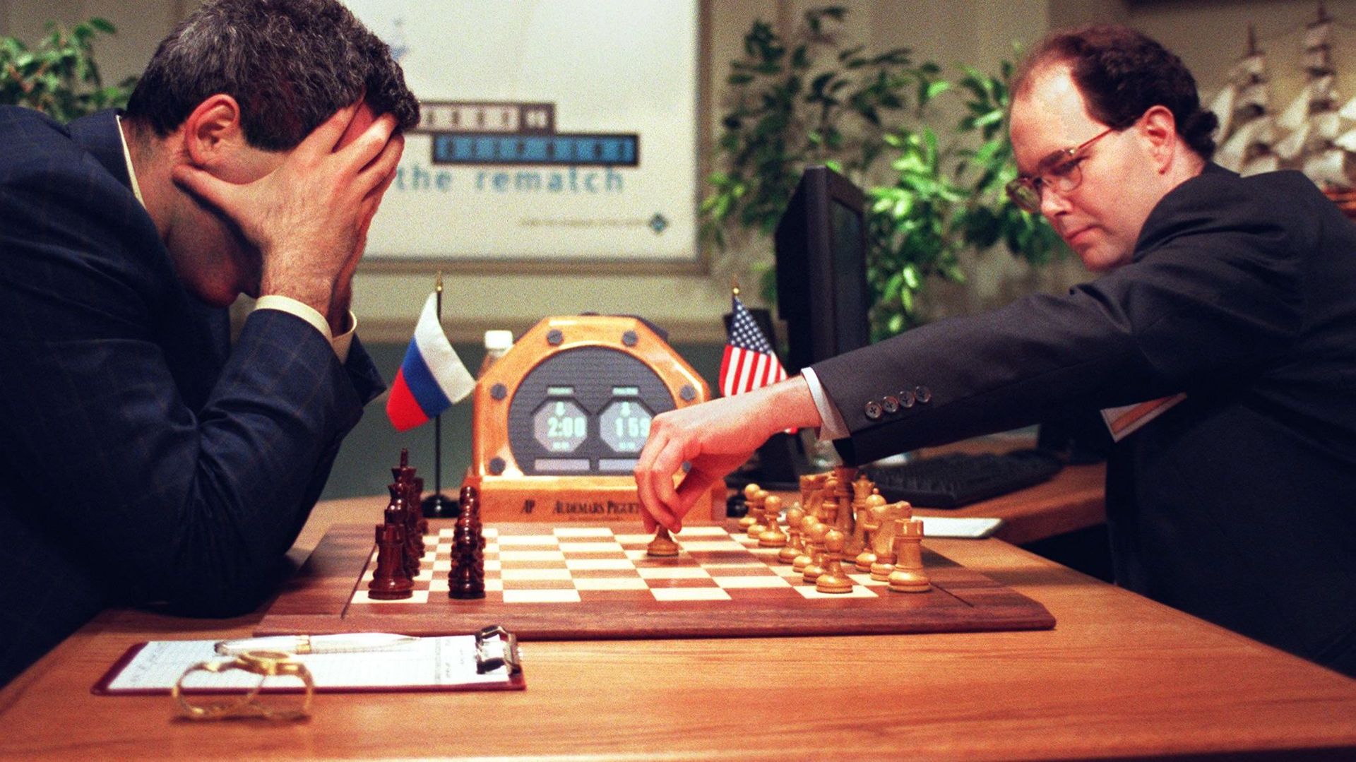 Kasparov lors du match perdu. En face de lui, Joseph Hoane. C’est le scientifique qui manipulait les pièces, en fonction de ce que demandait Deep Blue.