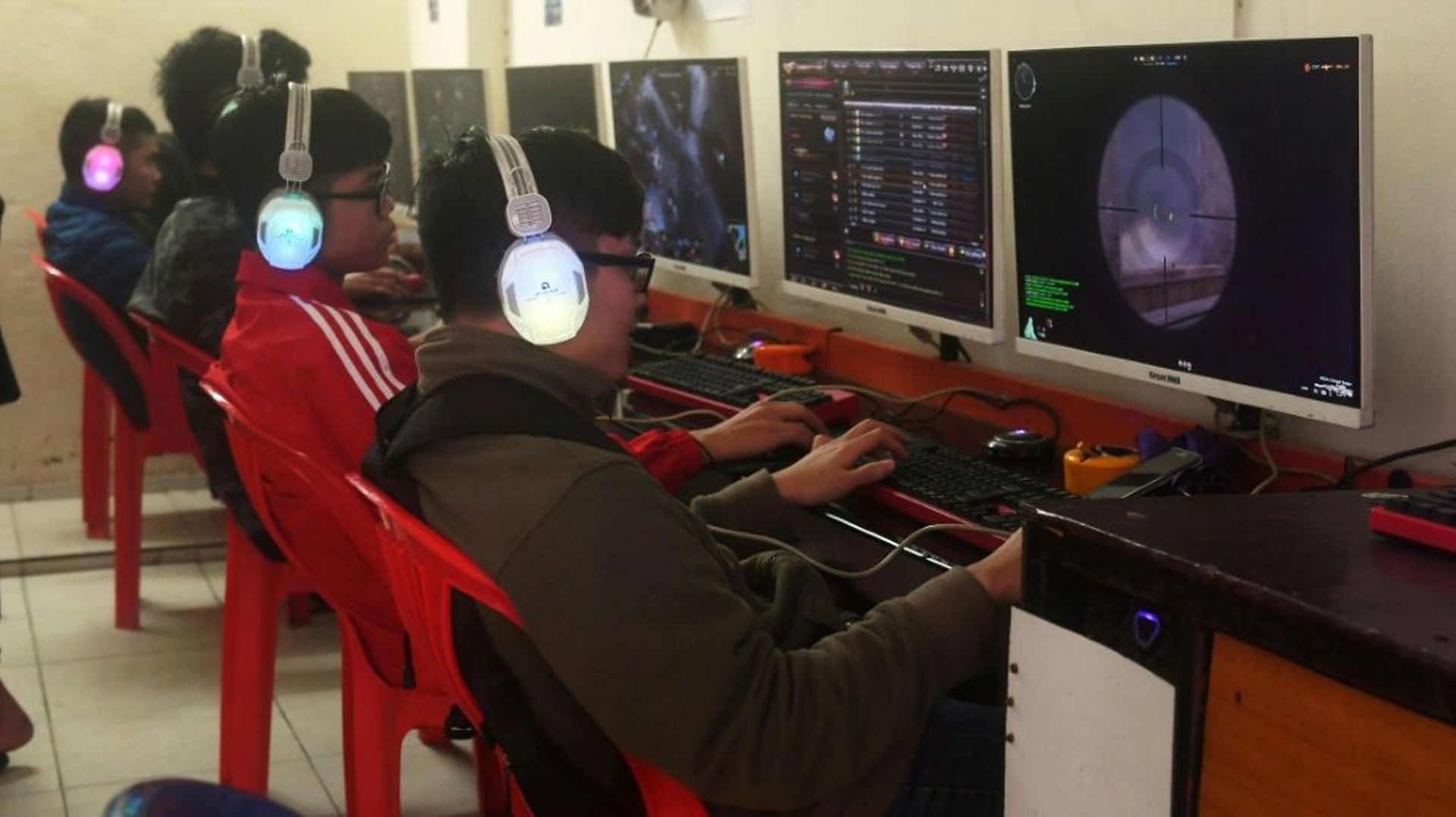 Des adolescents dans un centre internet public à Hanoï le 4 janvier 2018 