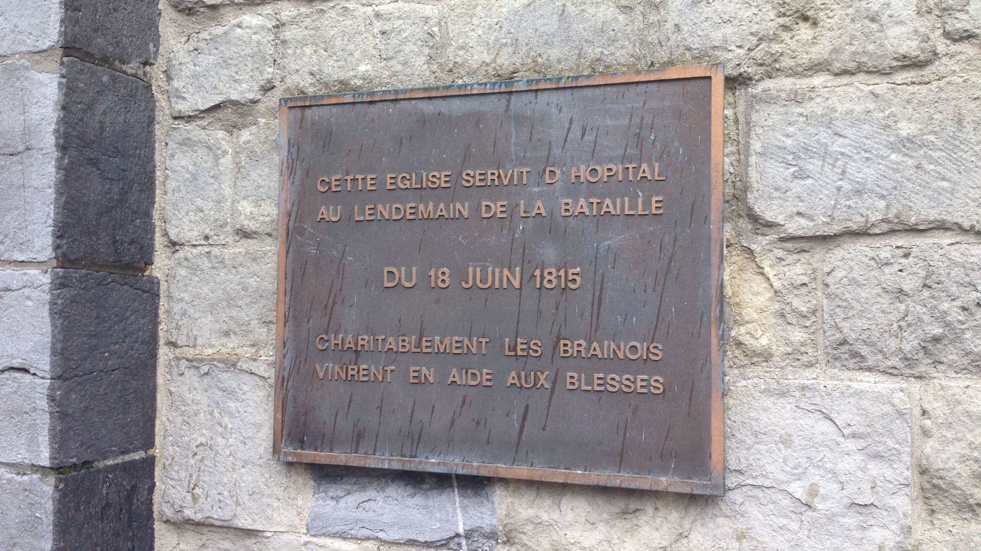 La plaque apposée à l'entrée de l'église Saint-Etienne.