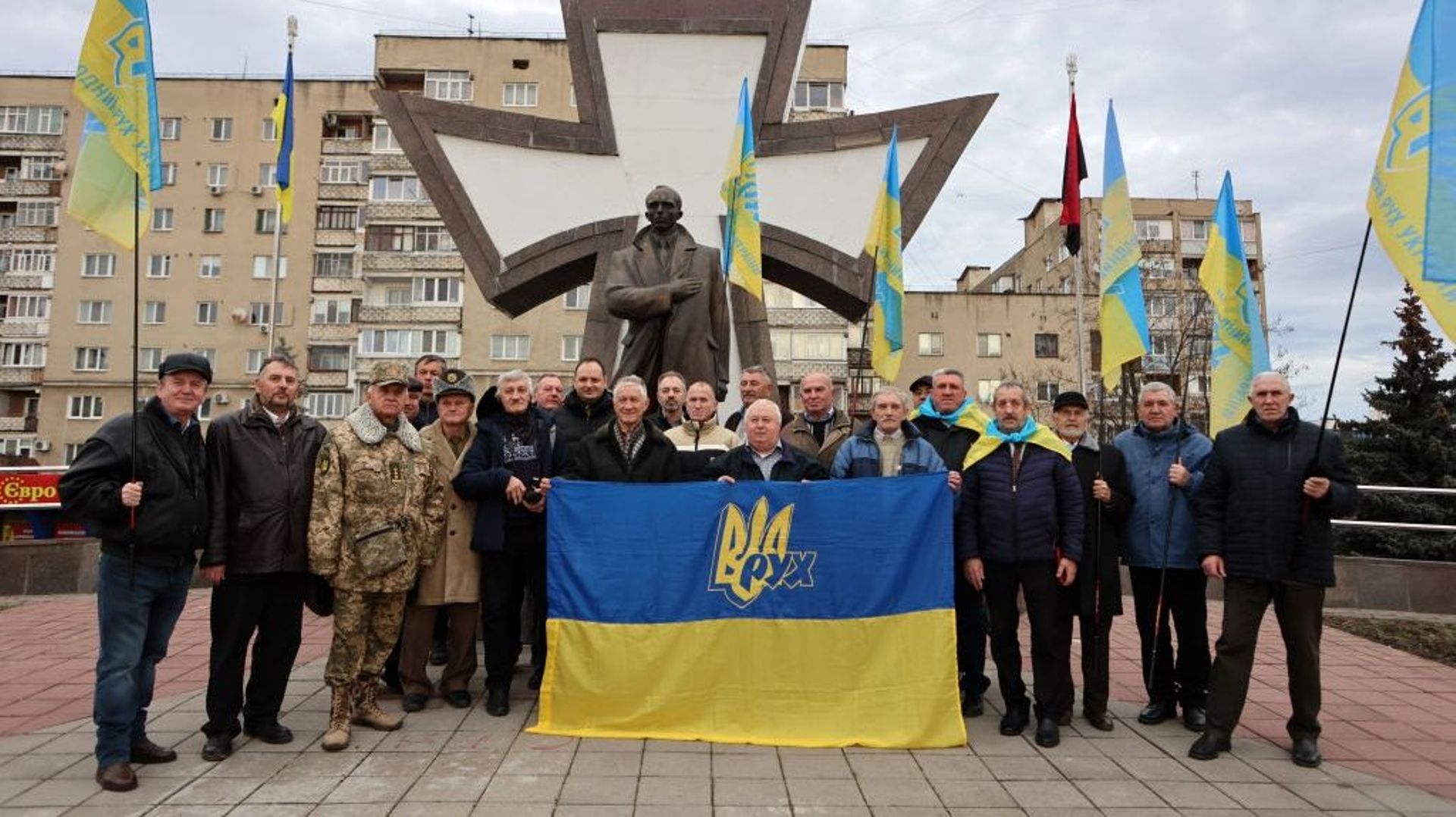 Des Ukrainiens commémorent le 114e anniversaire de Stepan Bandera, chef de l'Organisation des nationalistes ukrainiens (OUN-B) à Ivano-Frankivsk, dans l'ouest de l'Ukraine, 1er janvier 2023.