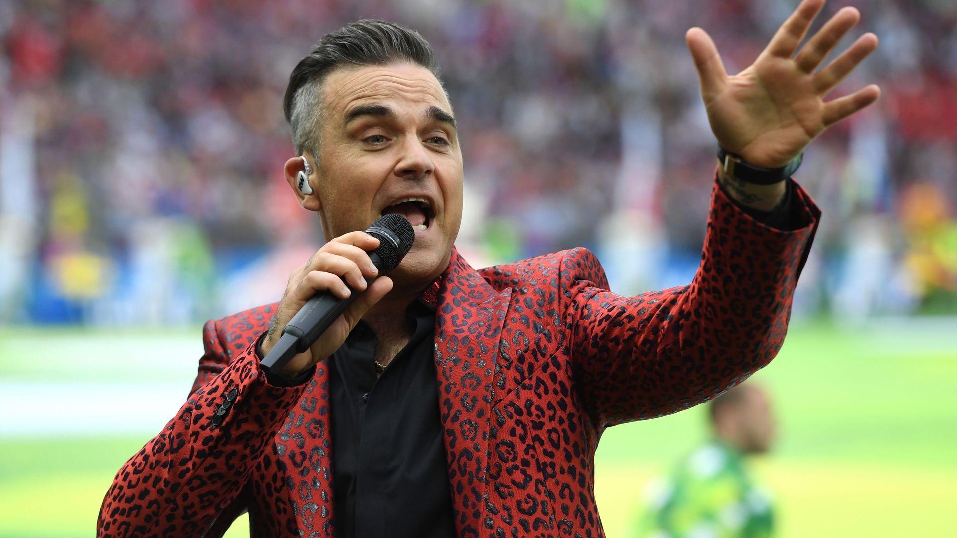 Le chanteur de pop-rock britannique Robbie Williams et sa femme Ayda Field occupent leur journée à se donner des rendez-vous galants, à bonne distance...