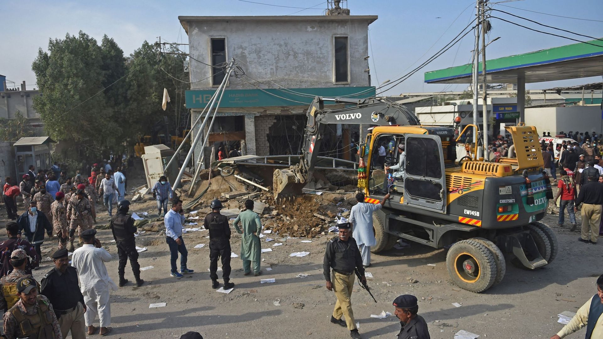 Un bâtiment bancaire qui s'est effondré après une explosion de gaz à Karachi le 18 décembre 2021, alors qu'au moins 12 personnes ont été tuées et plusieurs autres blessées.