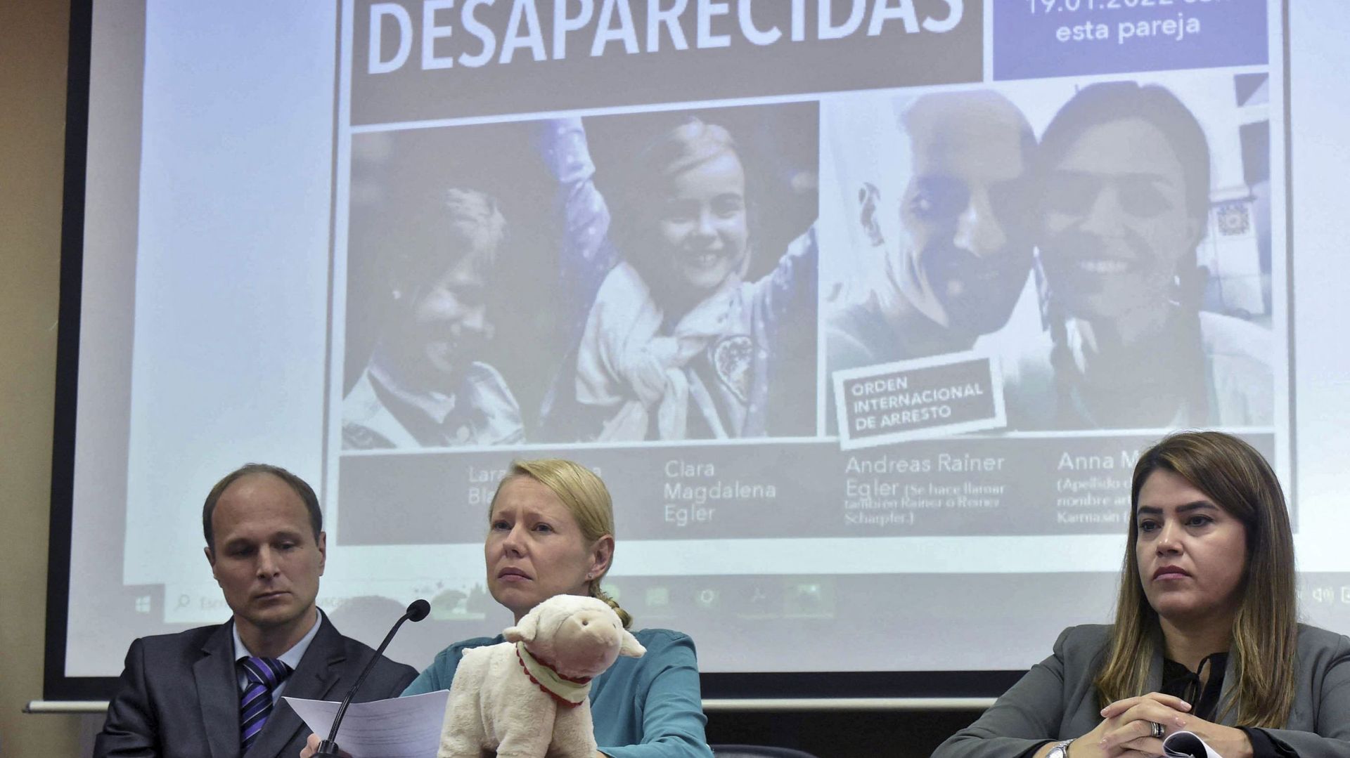 L'Allemande Anne Maja Reiniger-Egler , mère d'une fillette de dix ans qui aurait été emmenée par son père pour vivre dans une communauté anti-vaccins au Paraguay, tient une conférence de presse accompagnée de son avocat Stephan Schultheiss et de la procur
