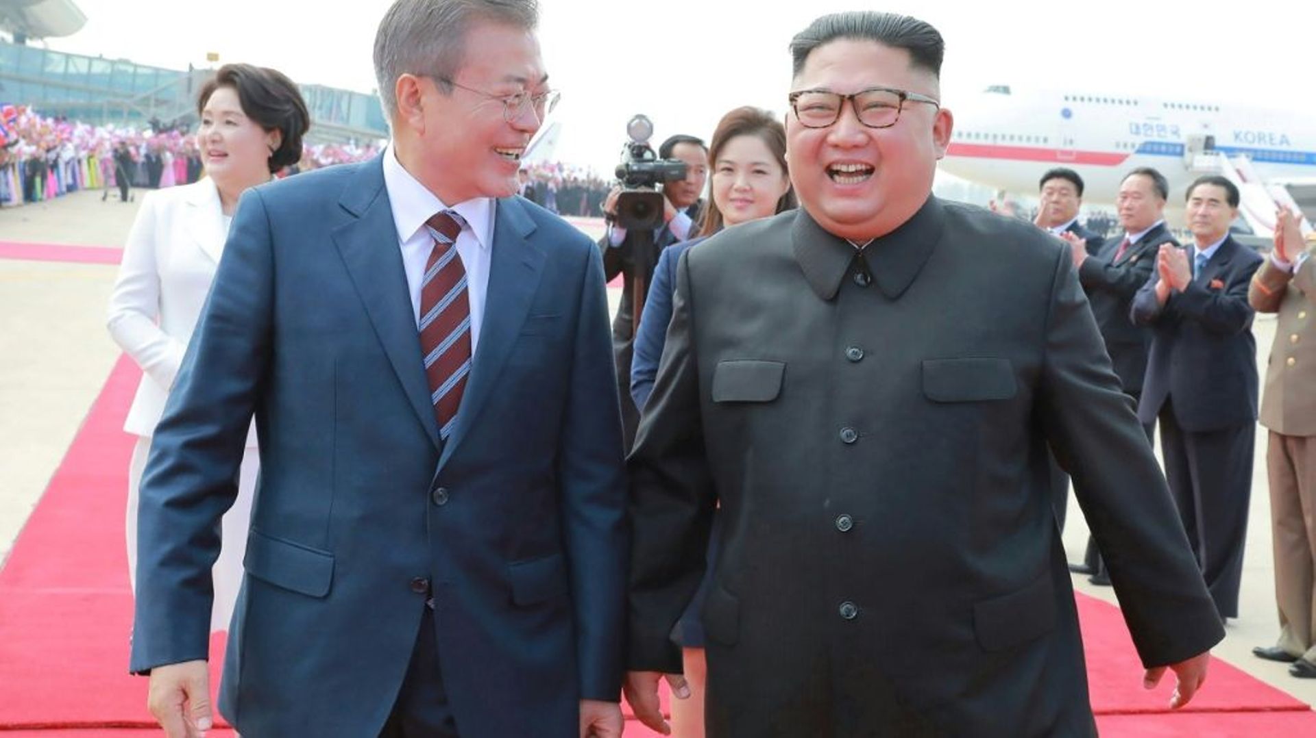 Moon Jae-in et Kim Jong Un à l'aéroport de Pyongyang en Corée du Nord, le 18 septembre 2018