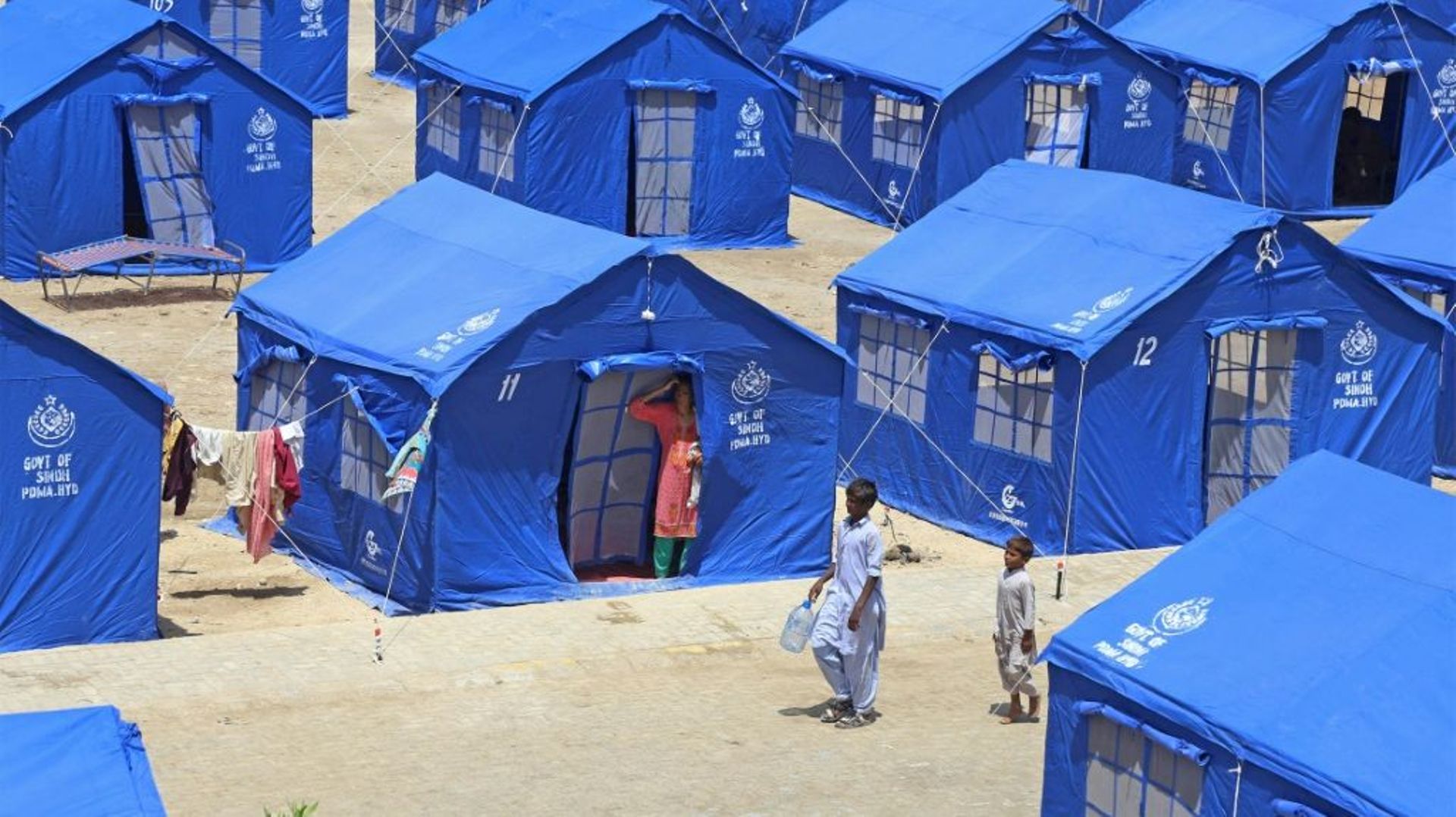 Un camp pour personnes déplacées par les inondations, le 5 septembre 2022 à Hyderabad, dans la province du Sind, au Pakistan
