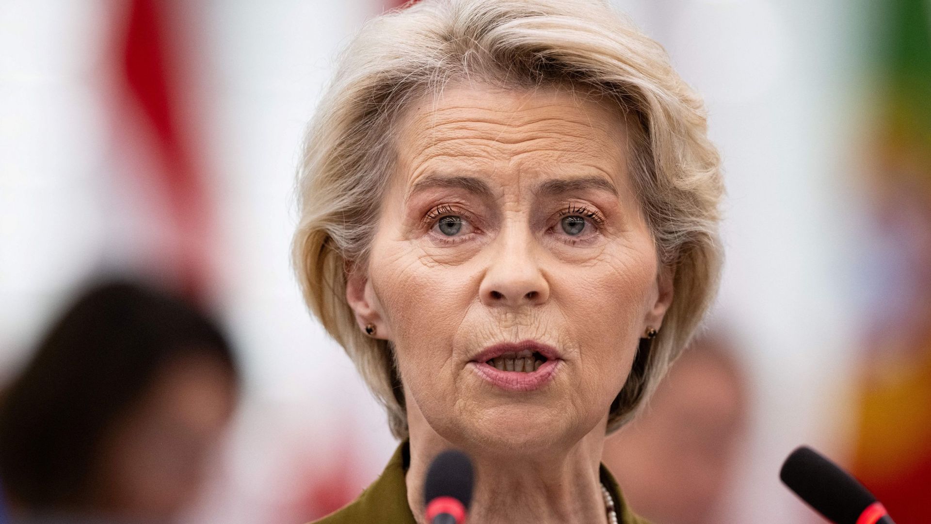 Fragilisée, Ursula von der Leyen, la présidente de la Commission européenne "est toute seule au milieu de tensions politiques"