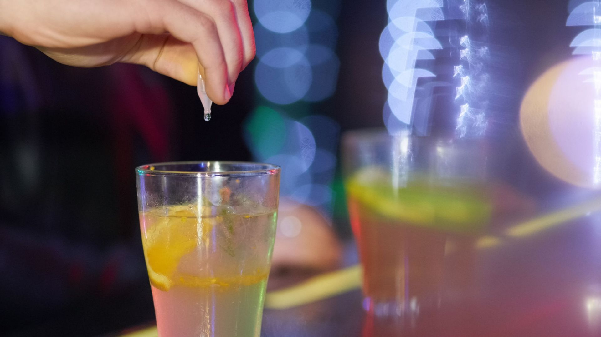 Certains bars montpelliérains proposent des "capotes de verres"pour protéger les consommations de leurs clients.
