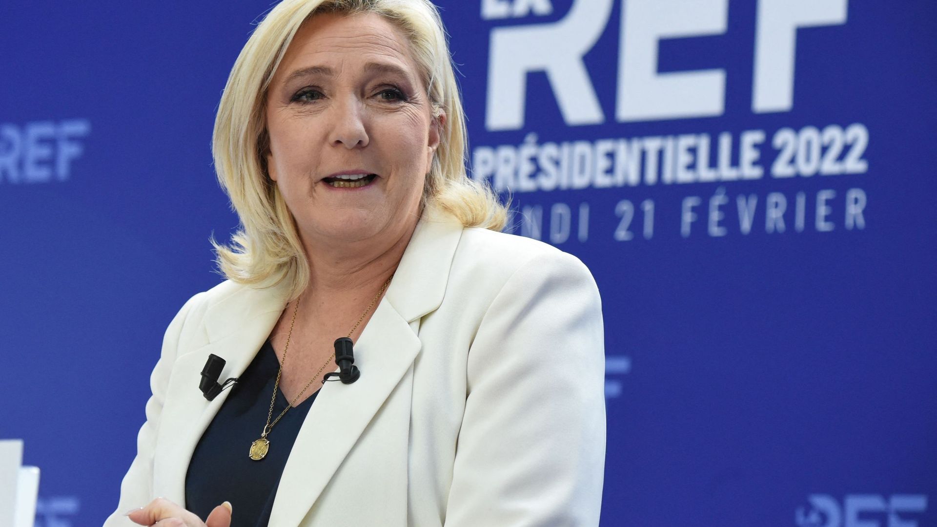 Marine Le Pen prononçant un discours lors de la présentation de son programme de campagne économique devant le Medef à Paris, le 21 février 2022.