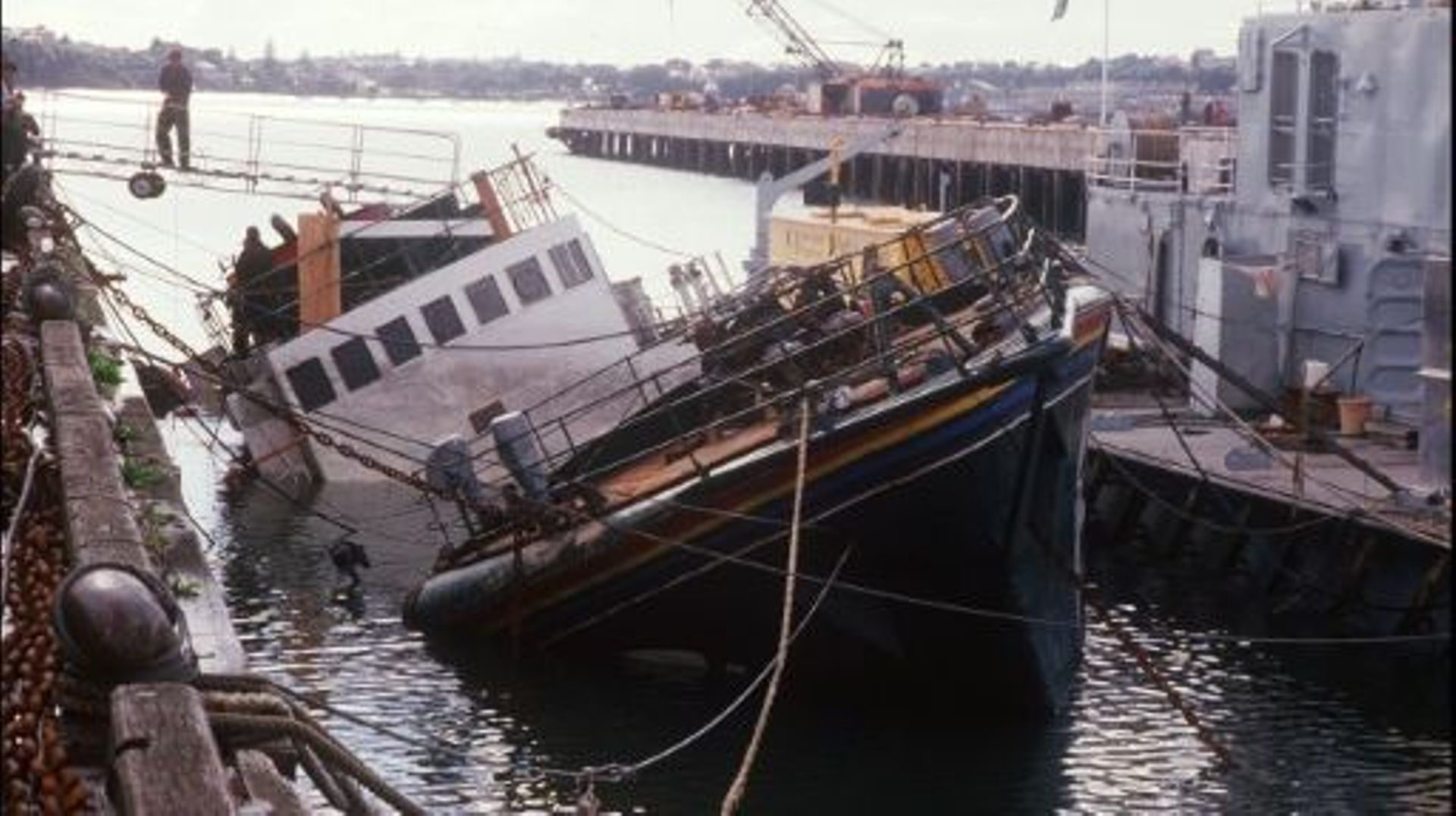 Le Rainbow Warrior, coulé le 10 juillet 1985 en baie d'Auckland, est amarré dans le port de la ville le 14 août 1985
