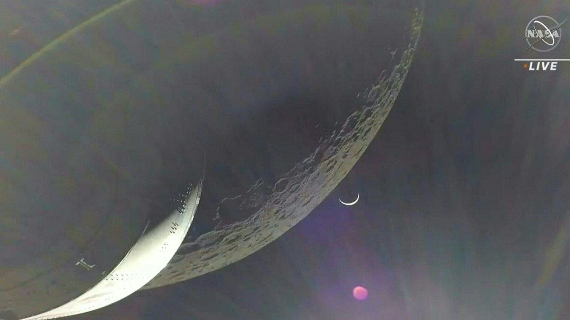 Dans cette capture vidéo réalisée avec l’autorisation de Nasa TV, la Terre est visible sous la forme d’un croissant dans les minutes qui suivent la fin de la combustion du moteur d’Orion autour de la Lune, le 5 décembre 2022. Le vaisseau spatial Orion de 