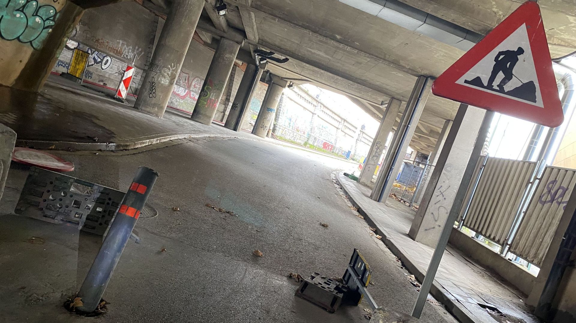 Sous la rampe du tram à Van Praet.