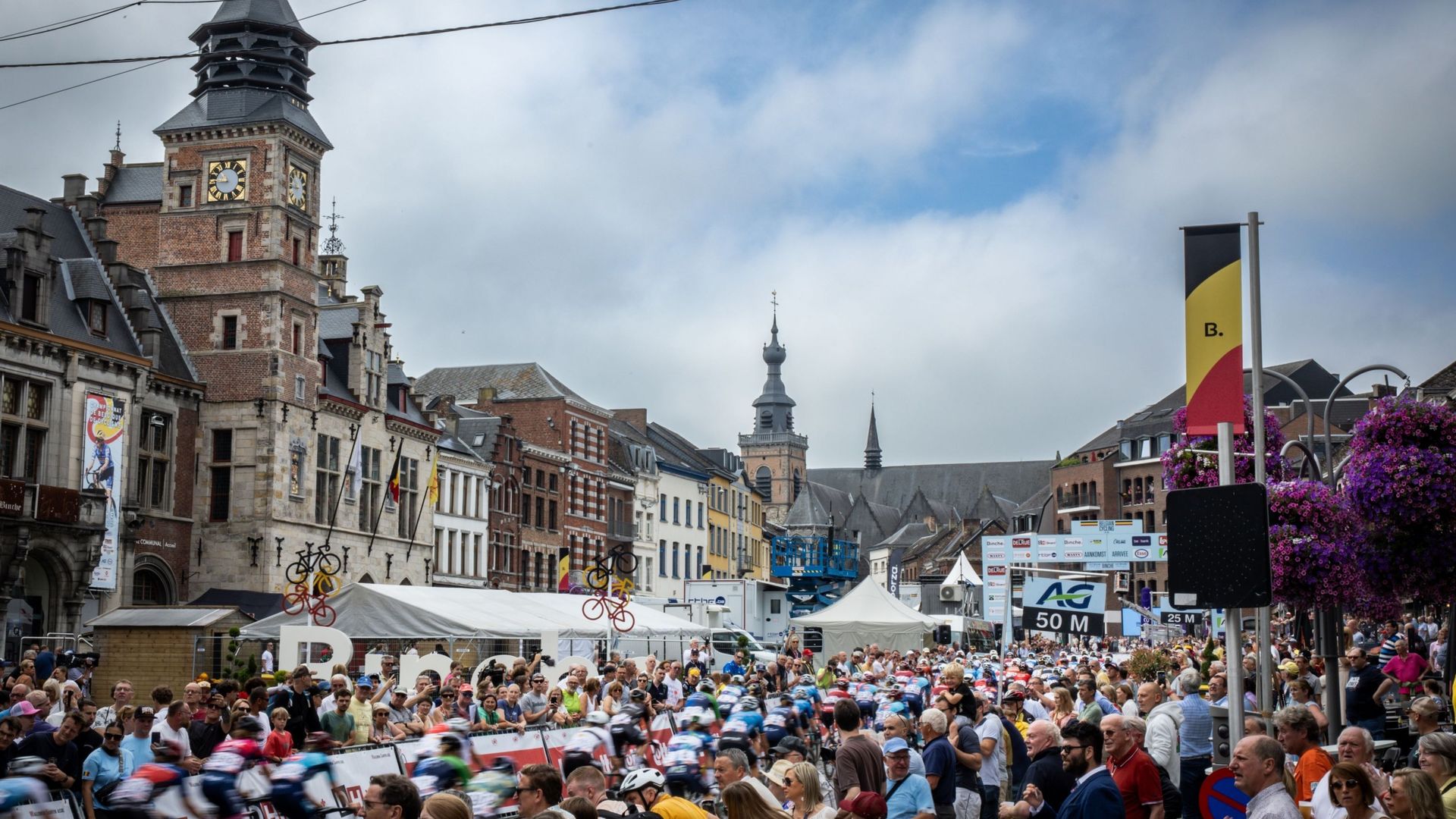 Direct vidéo Binche-Chimay-Binche dames : le peloton à la poursuite de deux échappées