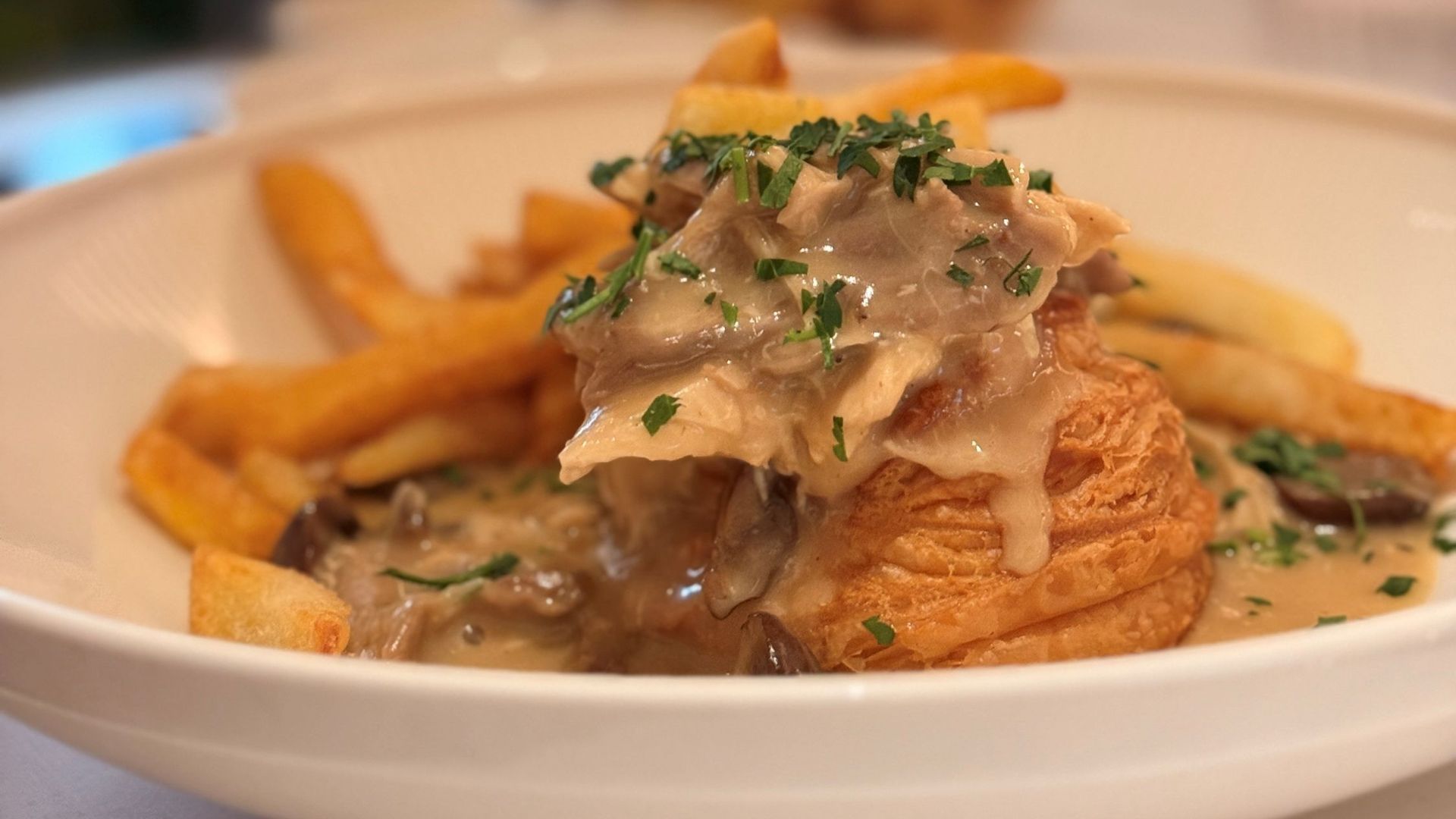 La recette du poulet de Bresse à la crème du chef Georges Blanc - RTBF
