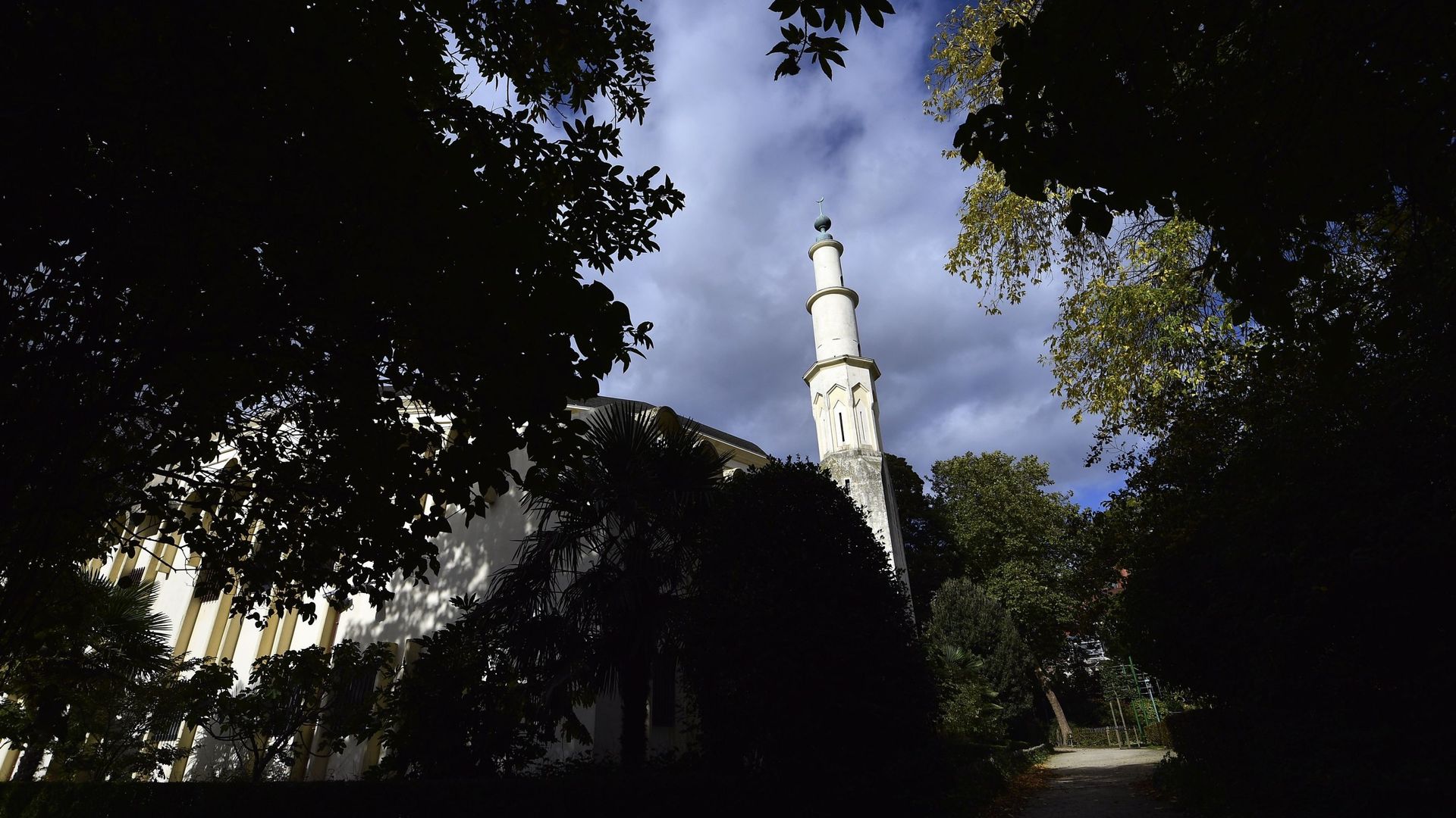 La mosquée est la plus importante du pays.