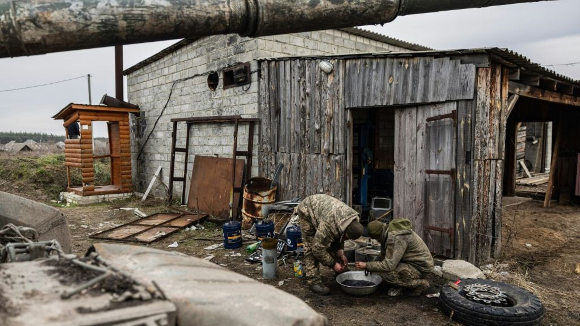 Des soldats ukrainiens réparent des tanks, dans un lieu non précisé de l’est de l’Ukraine, le 29 décembre 2022
