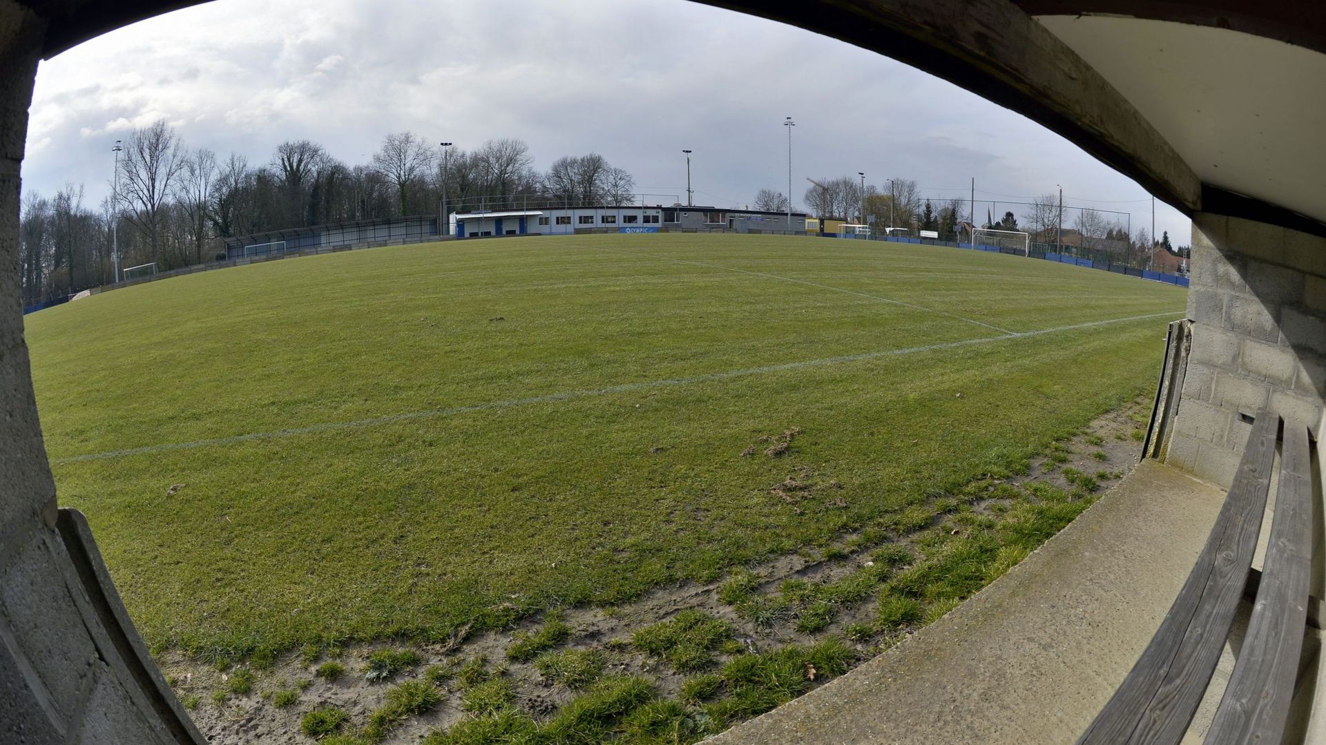 Un gardien de but de 25 ans est décédé samedi en cours de match à Sint-Eloois-Winkel en Flandre occidentale.