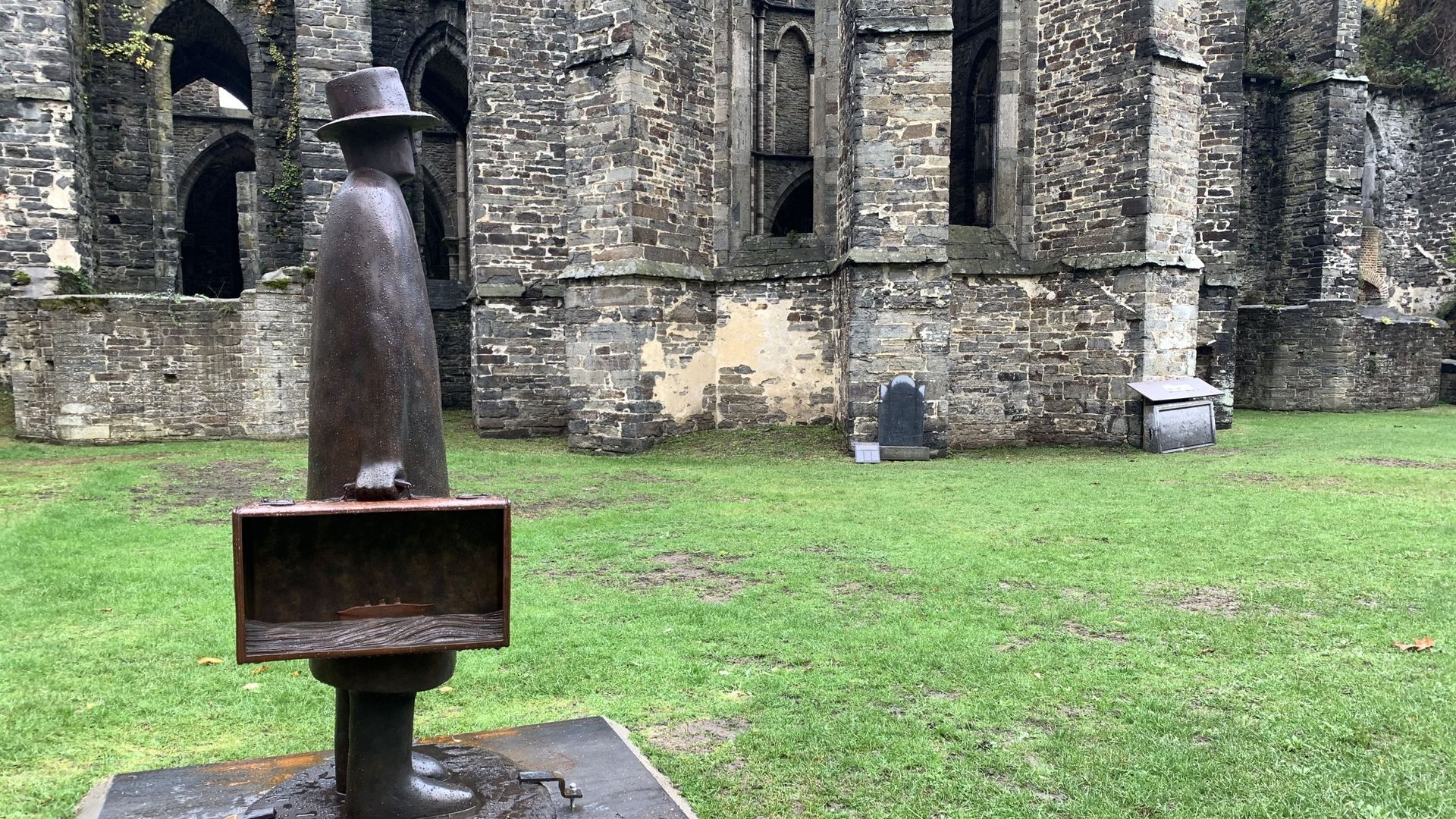 Dans l’œil de Folon avec une exposition de sculpture au cœur de l’Abbaye de Villers-la-Ville