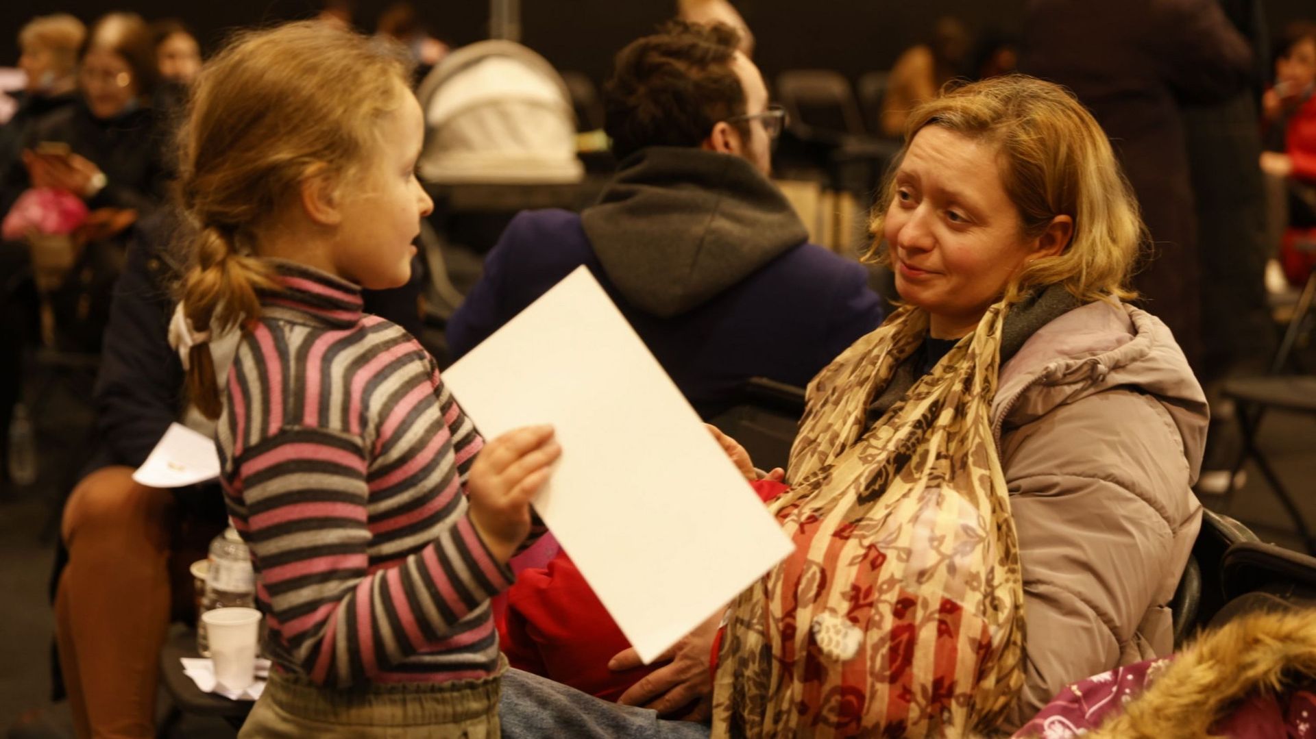 Des réfugiés ukrainiens complètent leur enregistrement lors de l'ouverture d'un centre pour réfugiés dans le hall du Palais 8 de Brussels expo, lundi 14 mars 2022.