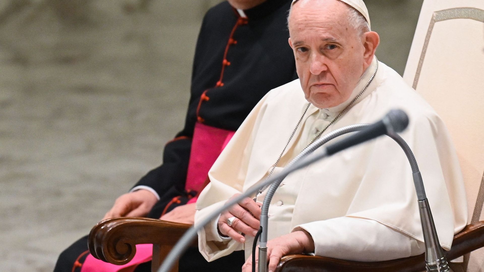 Le pape considère les migrants qui fuient les conflits avec leurs enfants comme des "héros"