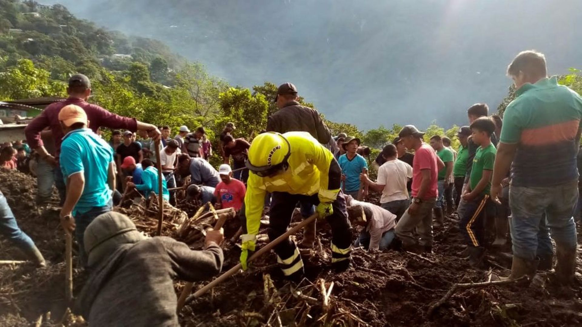 Recherche de survivants après une coulée de boue au village d'Alta Verapaz (Guatemala) le 28 mai 2022