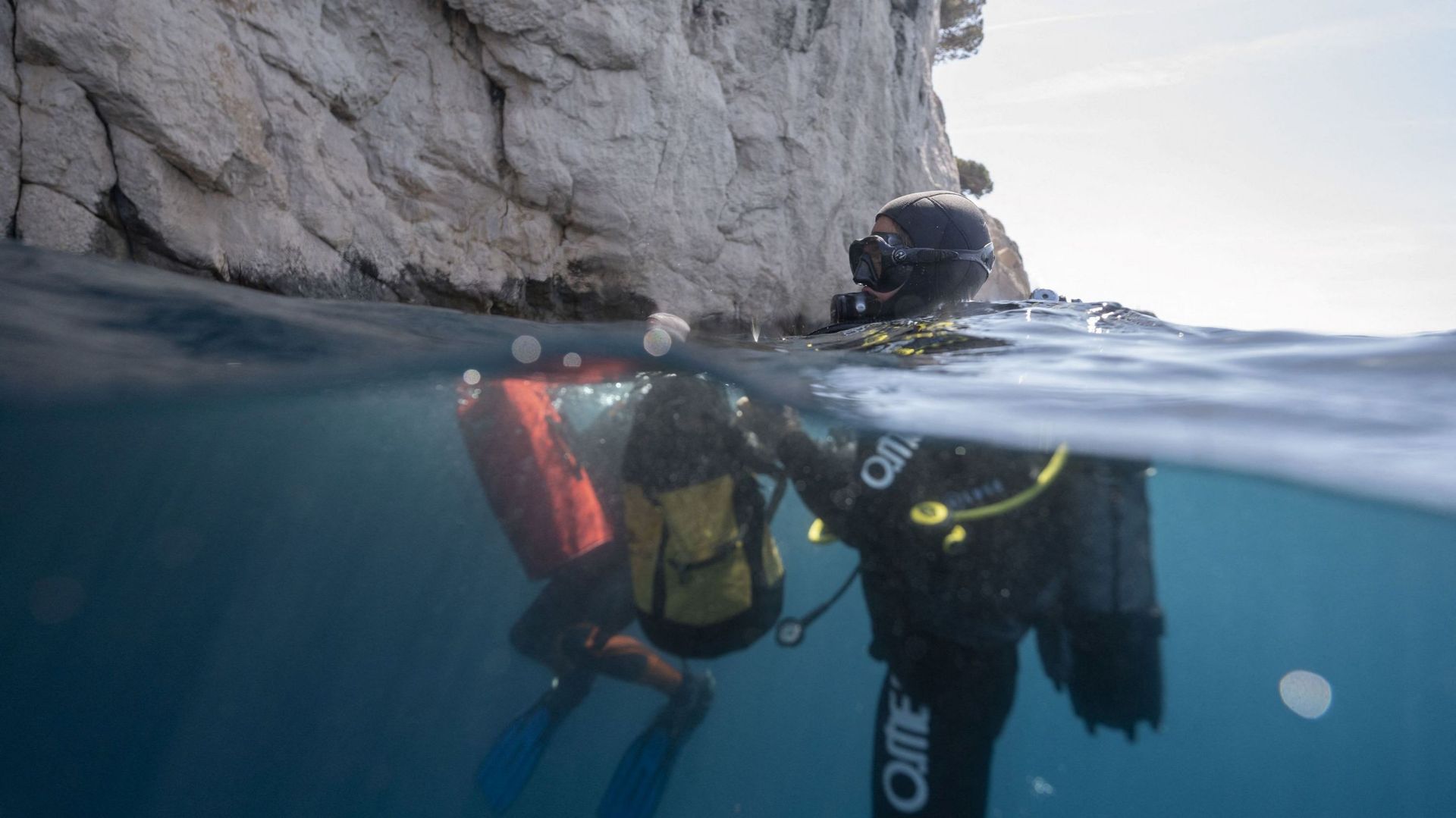 Deux archéologues en route pour la grotte Cosquer, le 27 avril 2022