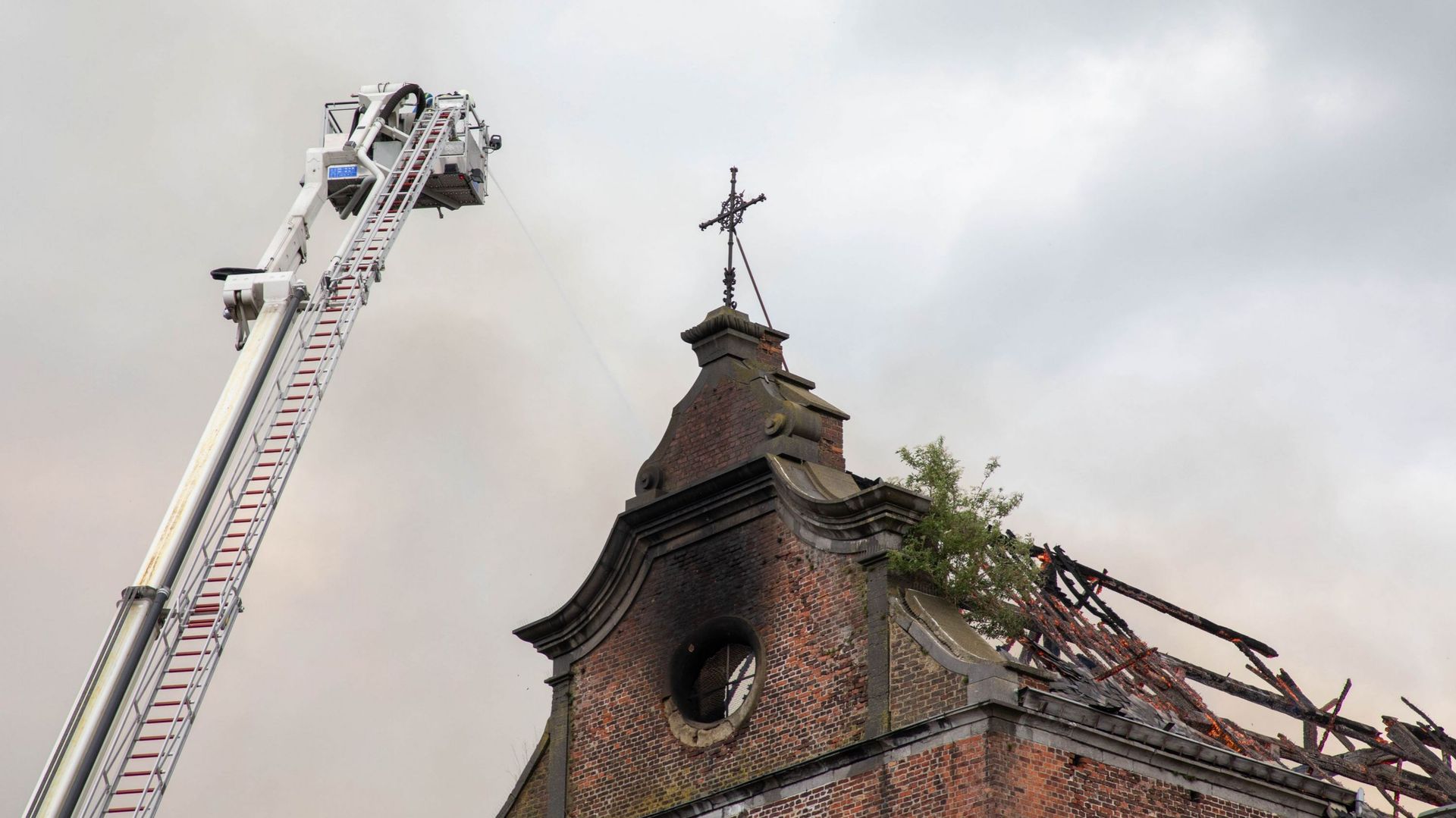 La Ville de Binche va retirer la partie endommagée de la toiture de l’église des Récollets