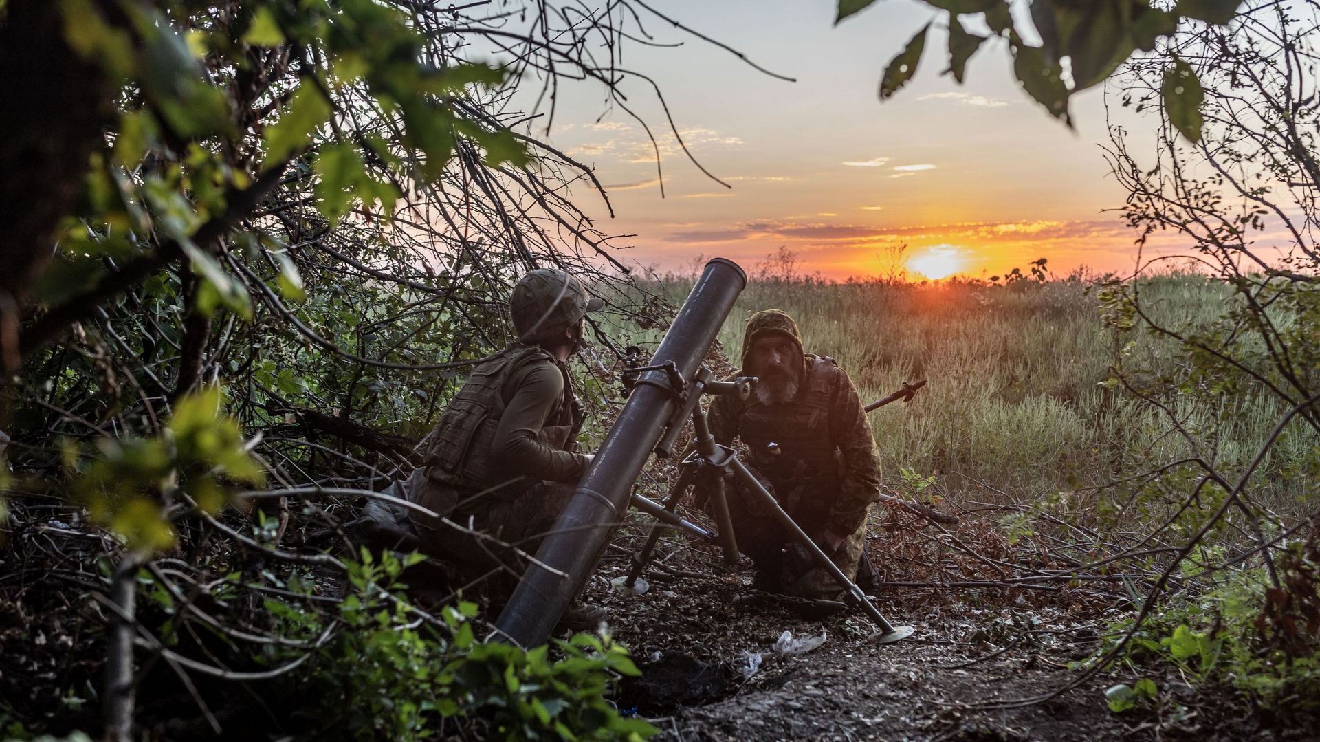 Des soldats ukrainiens préparent un mortier de 120 mm pour tirer, en direction de la ligne de front de Bakhmut, alors que la guerre entre la Russie et l'Ukraine se poursuit dans l'oblast de Donetsk, en Ukraine, le 21 août 2023.