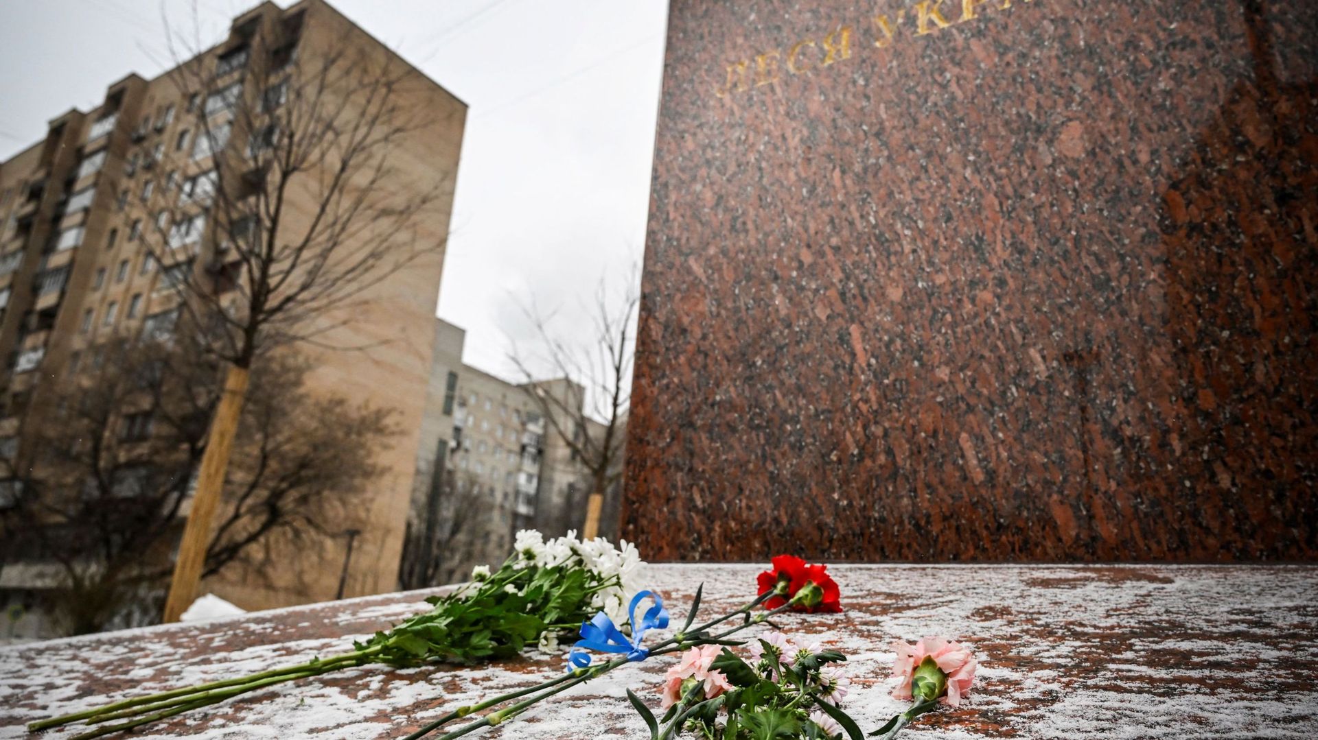 Les Russes continuent à déposer des fleurs devant ce monument, malgré la répression.