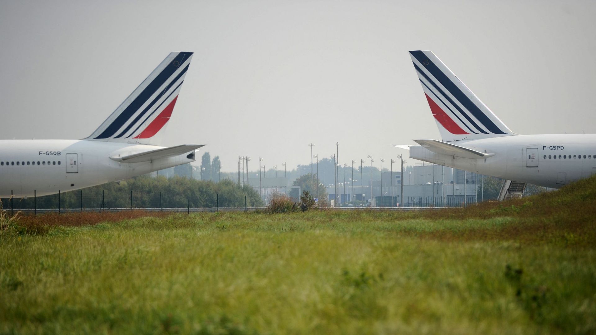 Plusieurs aéroports français touchés par une grève des contrôleurs aériens