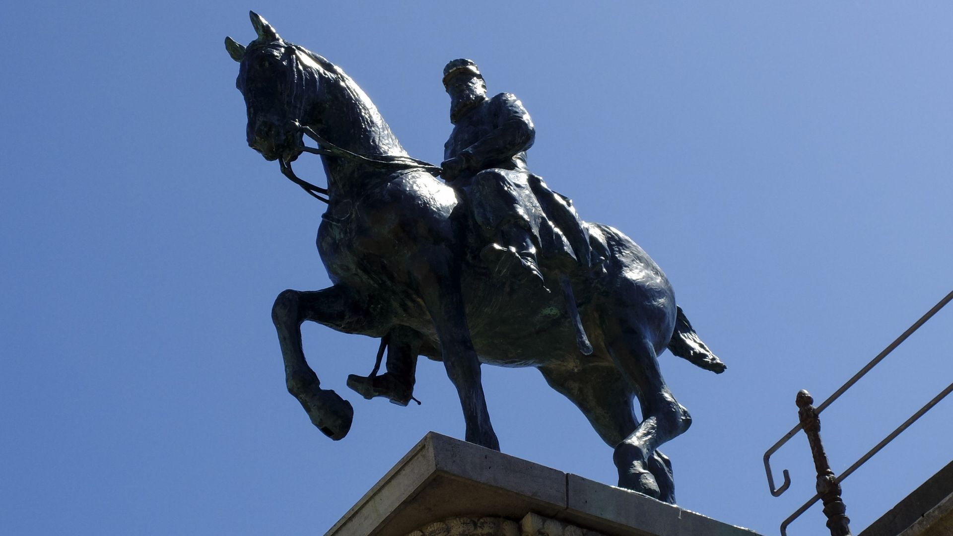 Images d’illustration d’une autre statue de Léopold II, elle aussi est située à Ostende