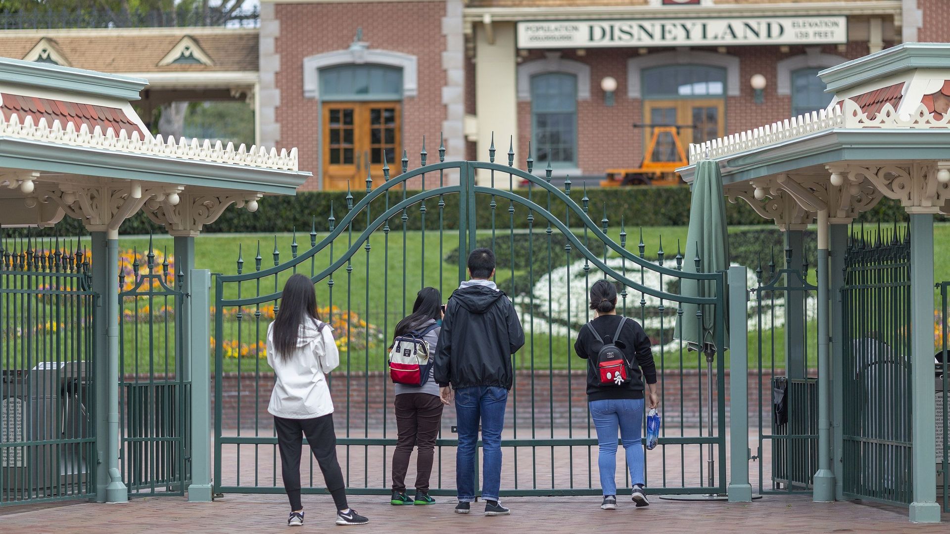 Disneyland et les autres grands parcs de loisirs de Californie sont fermés depuis la mi-mars 2020 en raison de la pandémie de coronavirus.